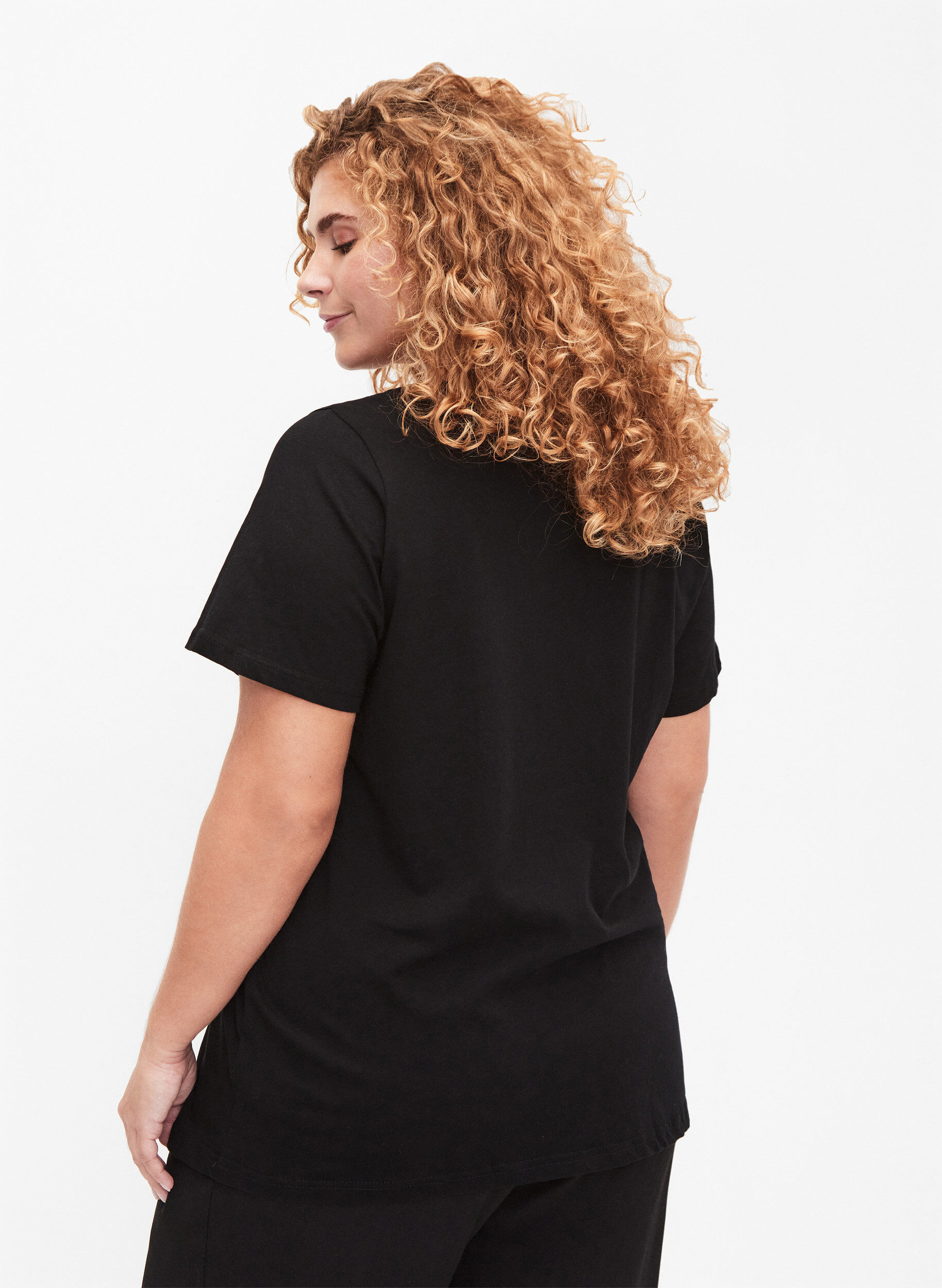 Zizzi T-Shirt aus Baumwolle mit Rundhalsausschnitt und Aufdruck, Black W. Heart L., Model image number 1