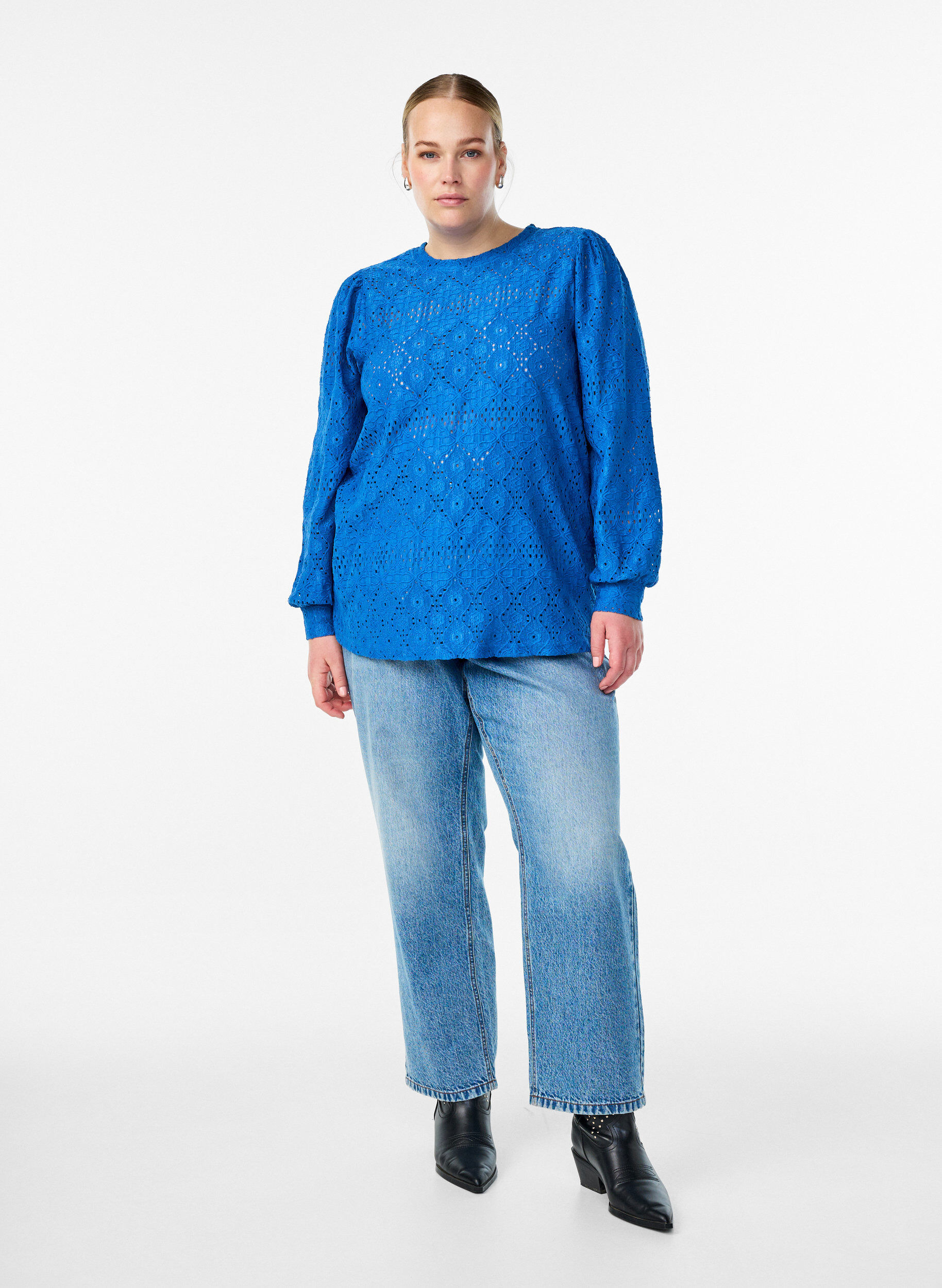 Zizzi Lang&auml;rmelige Bluse mit Lochstickerei, Blau, Model image number 1