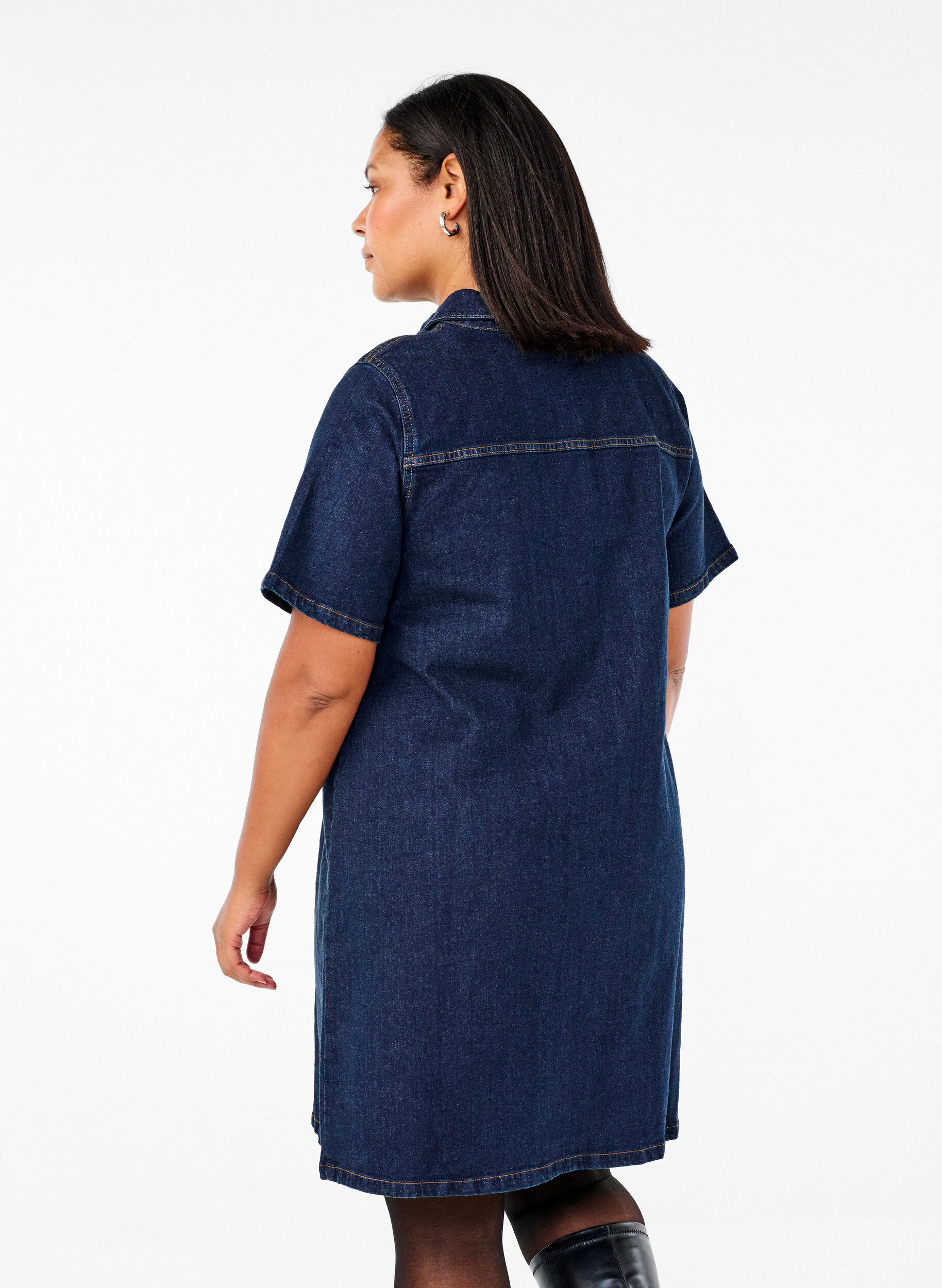 Zizzi Denim-Kleid mit kurzen &Auml;rmeln und Brusttaschen, Dark Blue Denim, Model image number 1