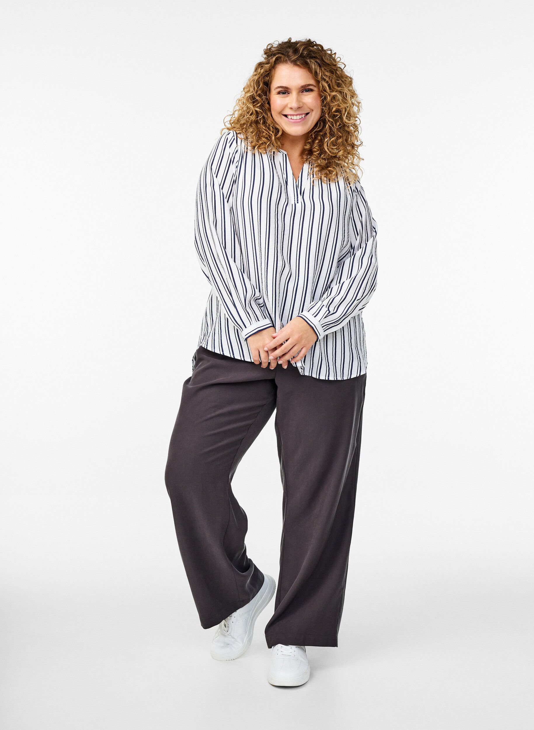 Zizzi FLASH - Gestreiftes Bluse mit V-Ausschnitt, Wei&szlig;, Model image number 1