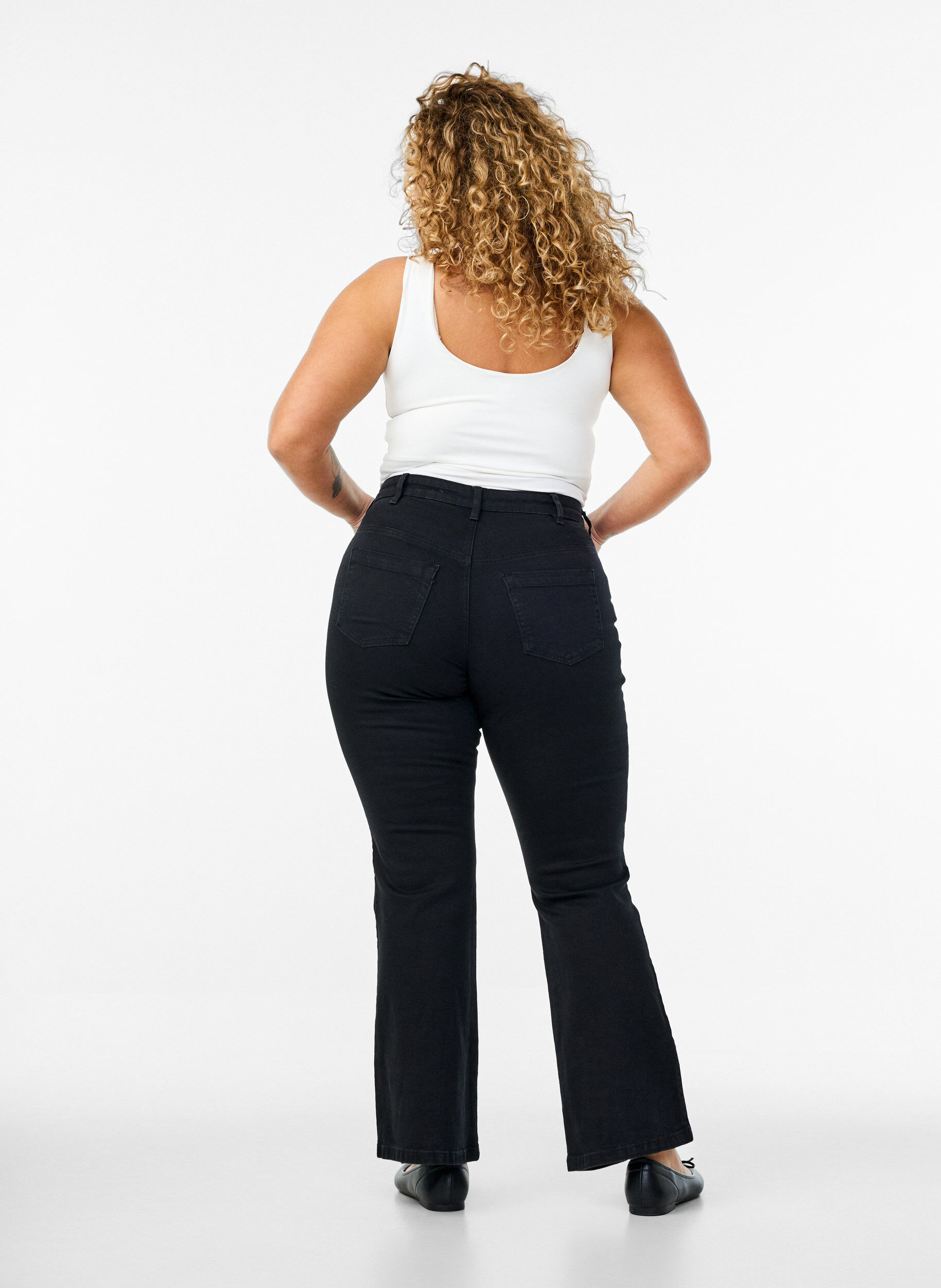 Zizzi Ellen Bootcut-Jeans mit hoher Taille, Schwarz, Model image number 1