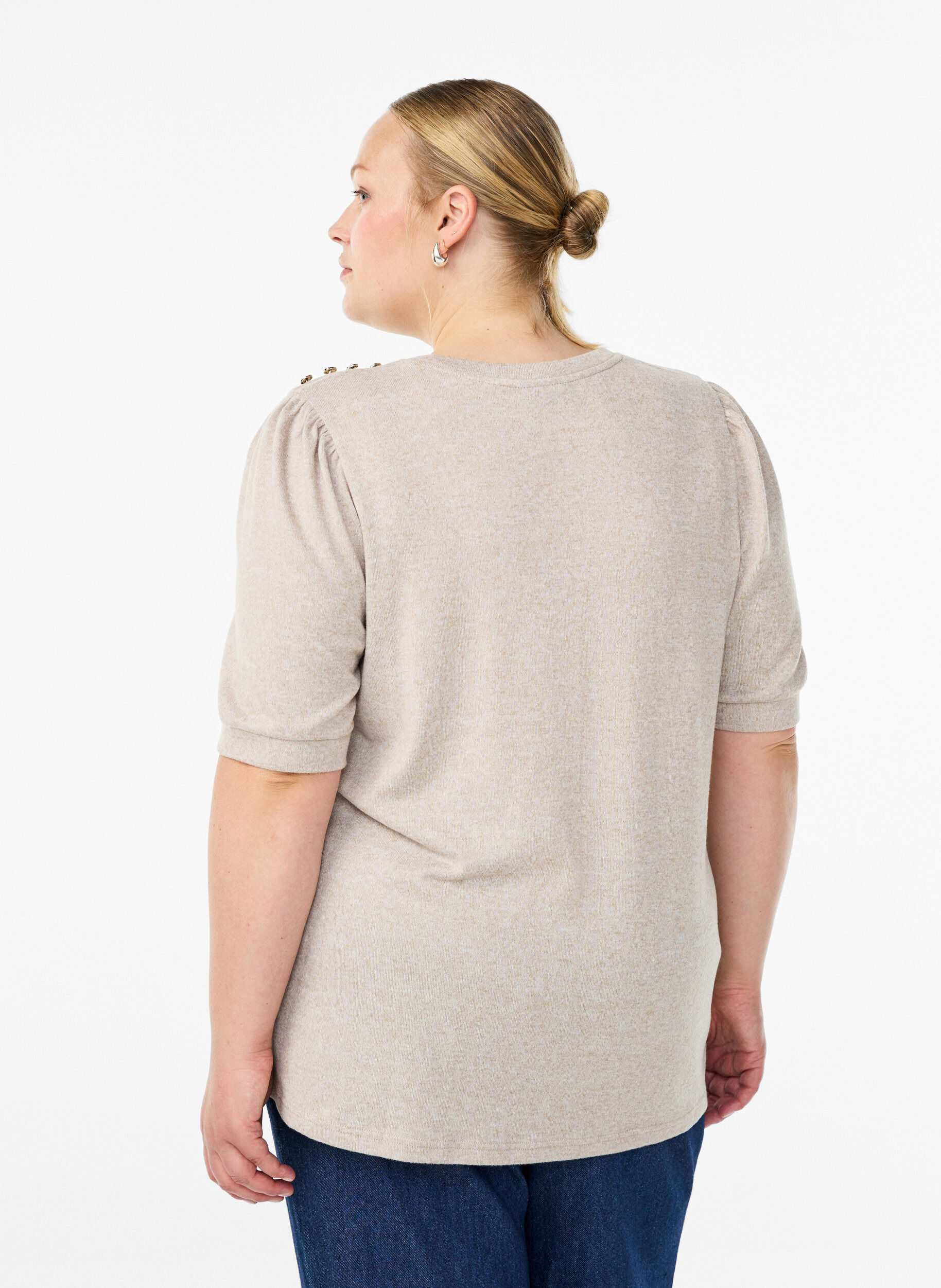 Zizzi Bluse mit Knopfdetail und kurzen Puff&auml;rmeln, Beige, Model image number 2