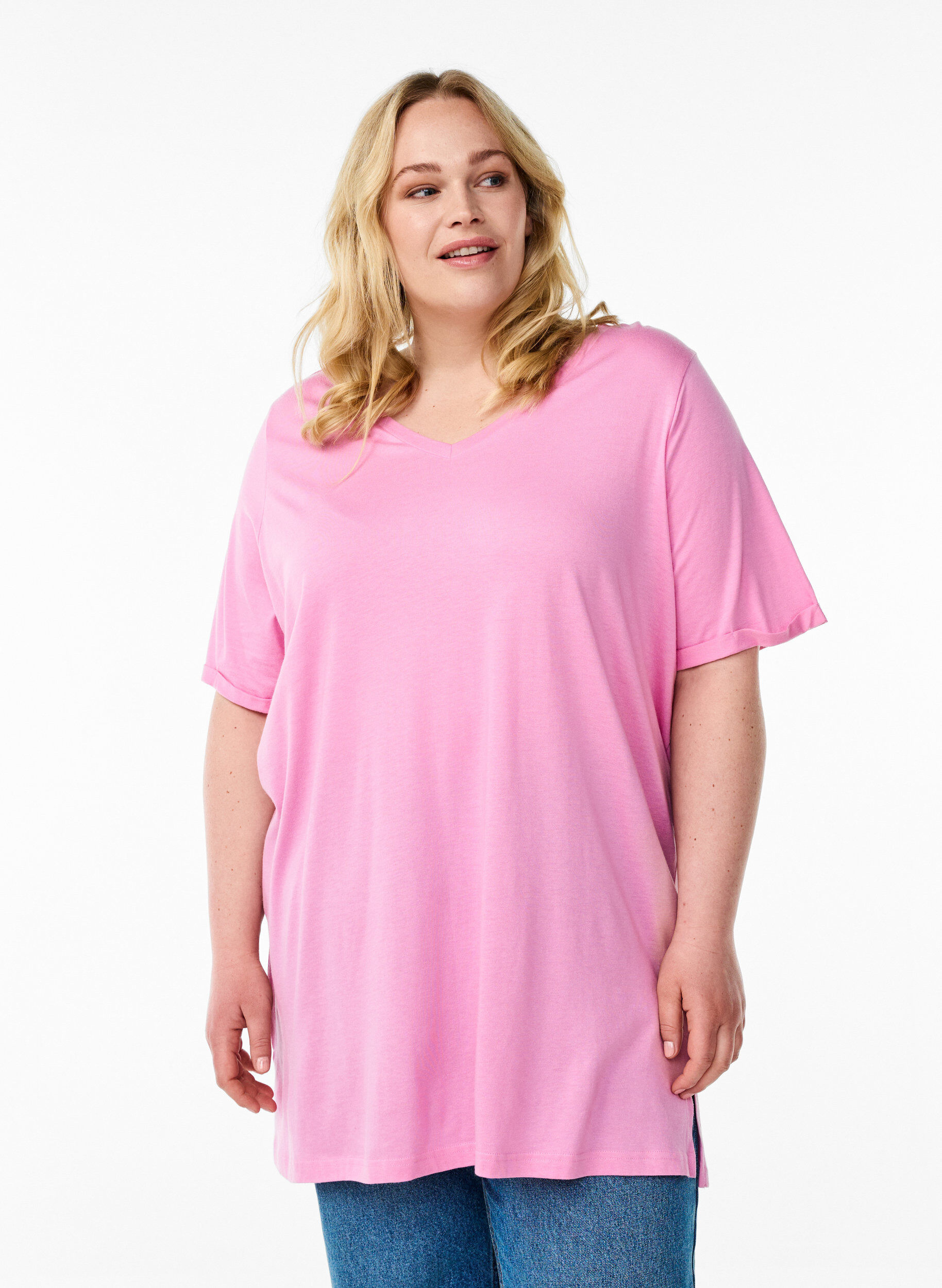 Einfarbiges Oversize T-Shirt mit V-Ausschnitt, Pink, Model