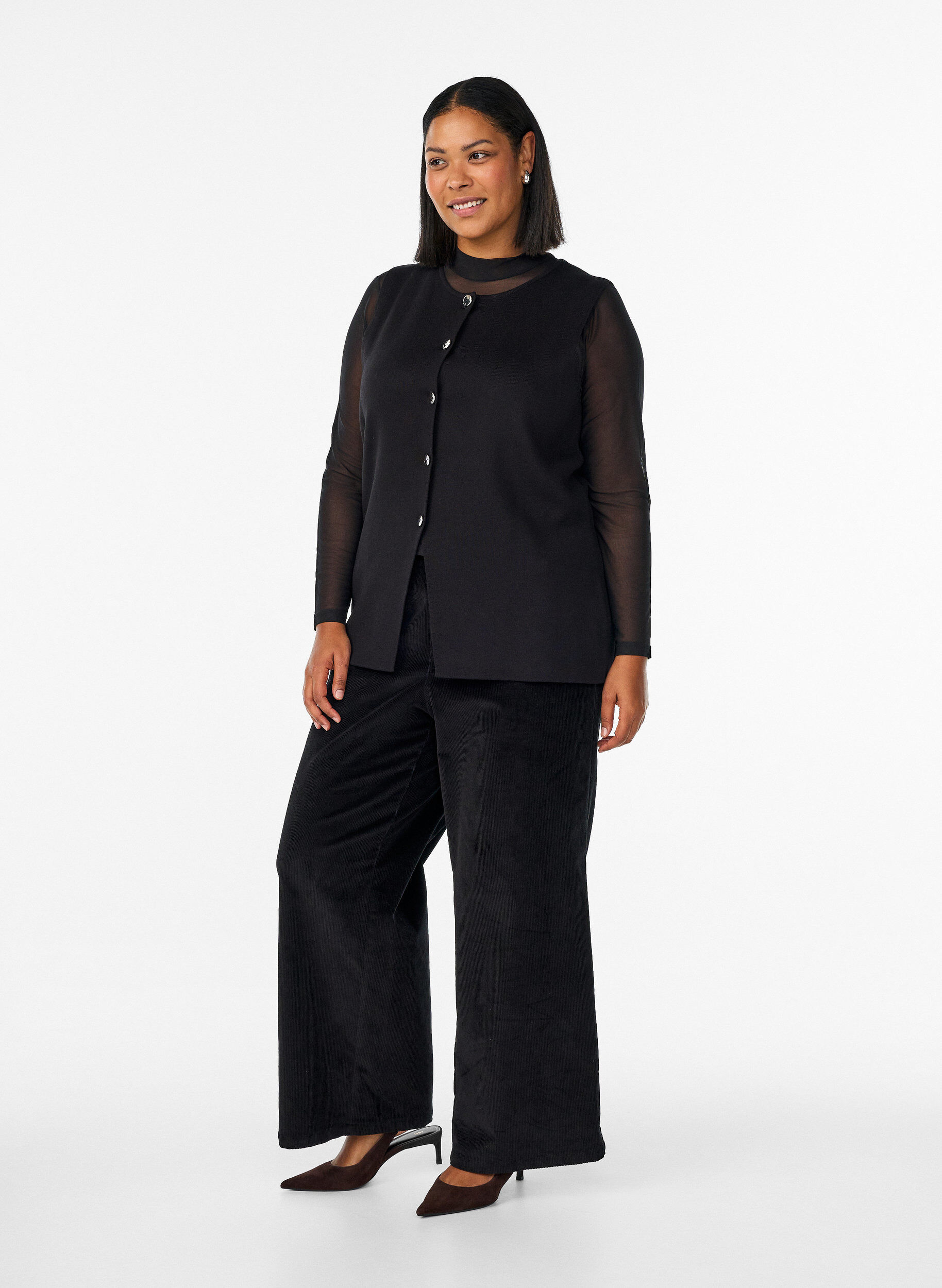Zizzi&Auml;rmellose Strickweste mit Zierkn&ouml;pfen, Schwarz, Model image number 1