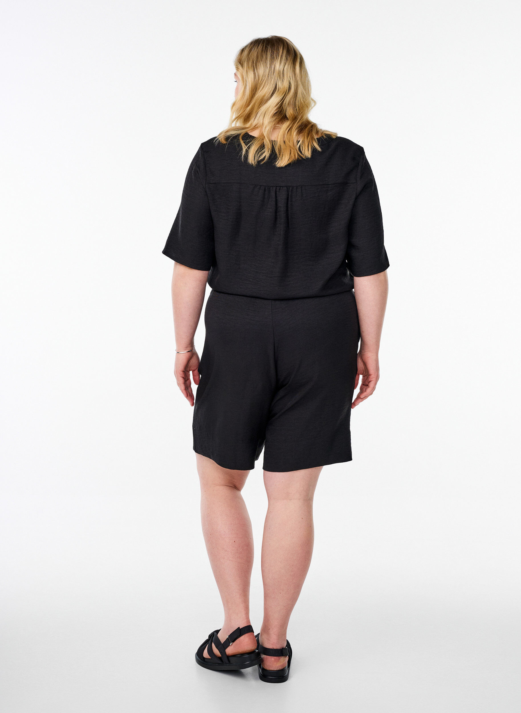 Zizzi Shorts mit Taschen und hoher Taille, Schwarz, Model image number 2