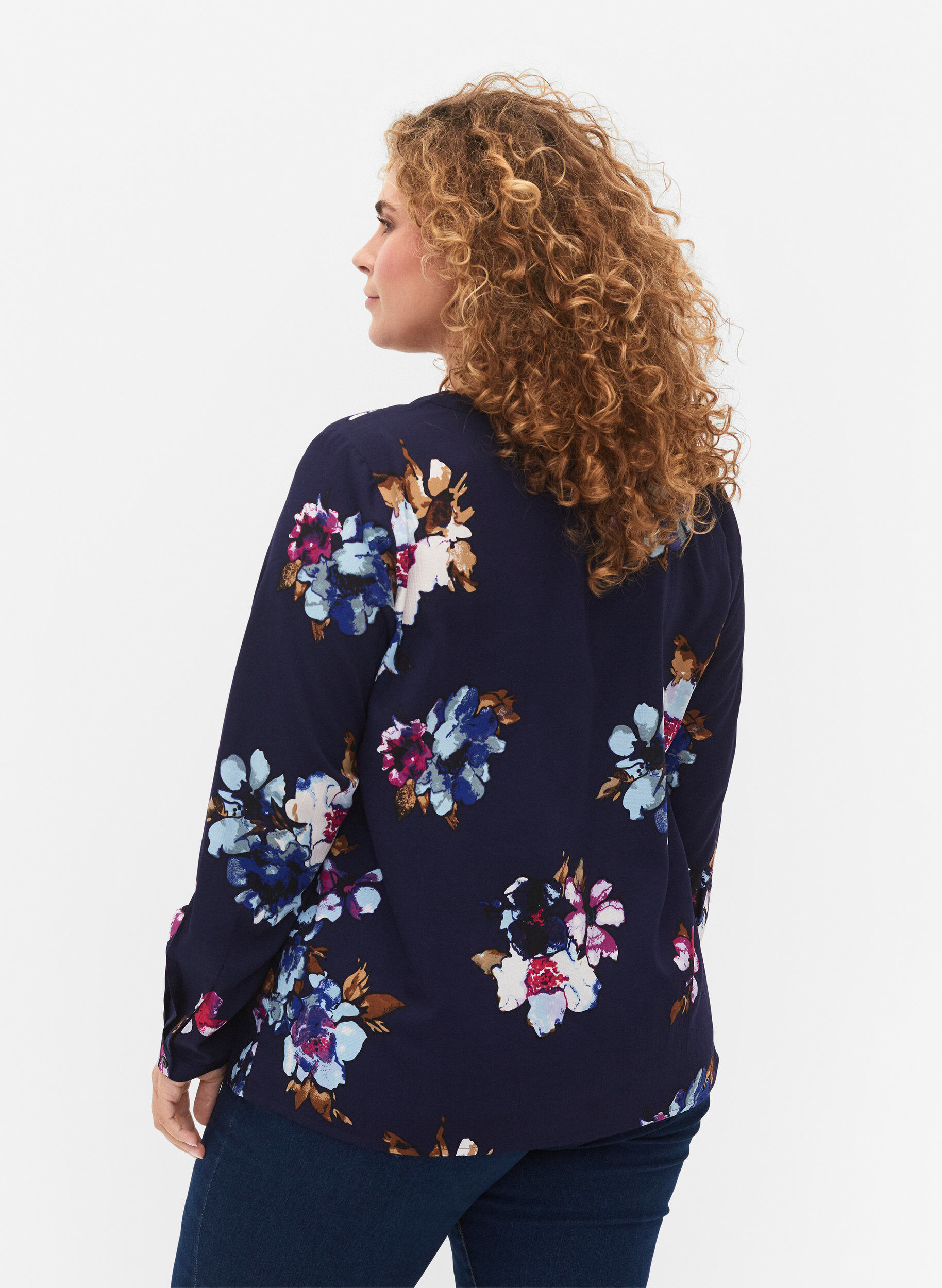 Zizzi FLASH - Lang&auml;rmelige Bluse mit Print, Big Blue Flower, Model image number 1