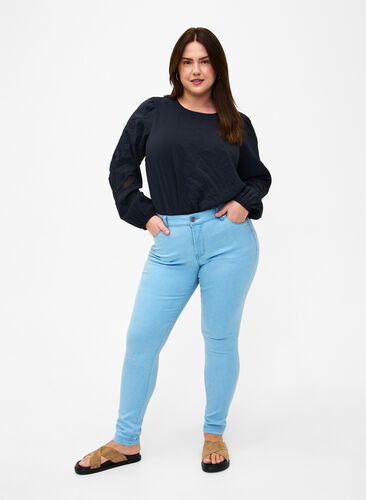 Viona Jeans mit normaler Taille, Ex Lt Blue, Model image number 0