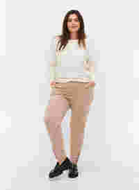 Cropped Amy Jeans mit Knöpfen, Oxford Tan, Model