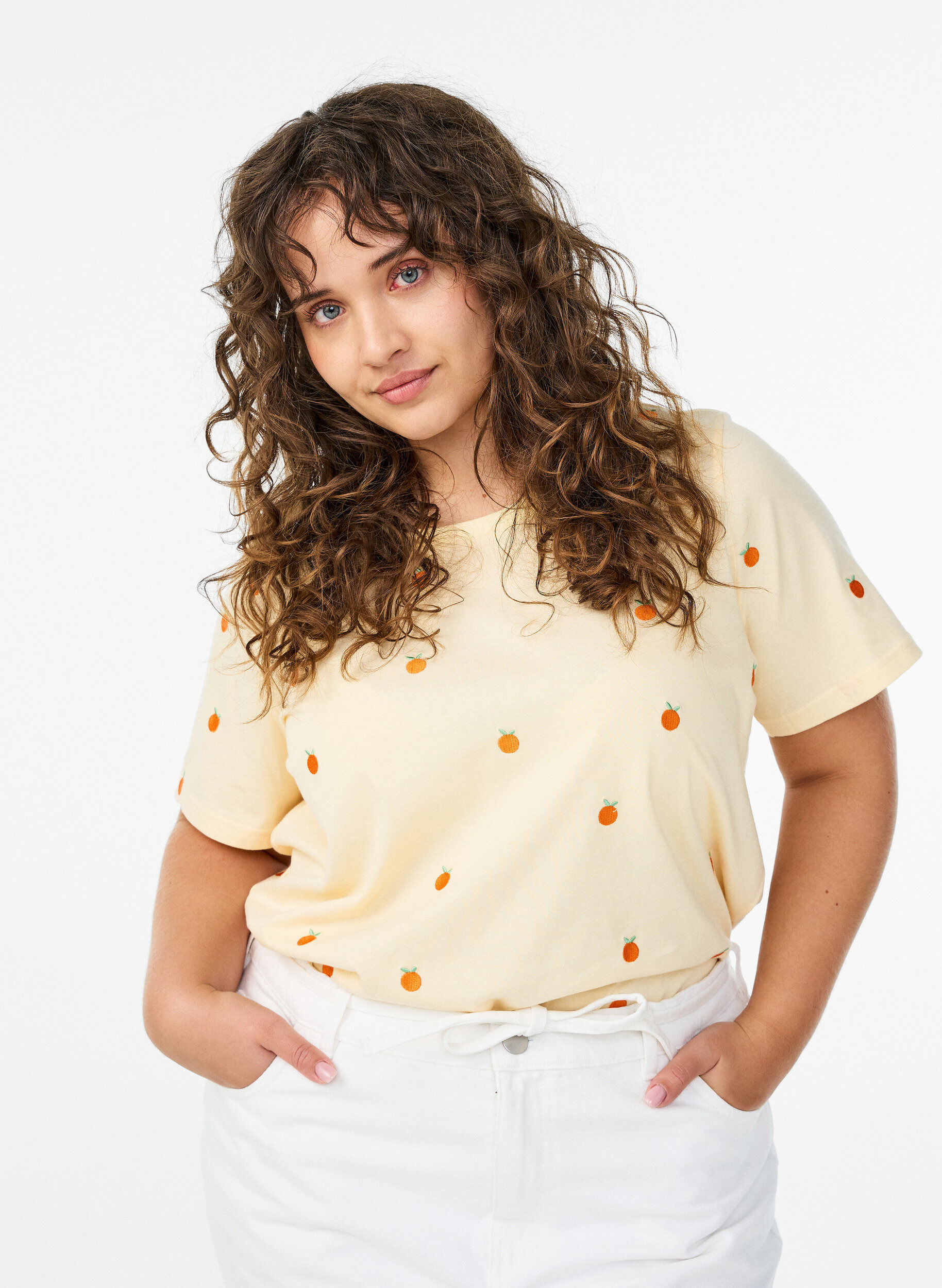 Zizzi T-Shirt aus Bio-Baumwolle mit aufgestickten Motiven, Gelb, Model image number 0