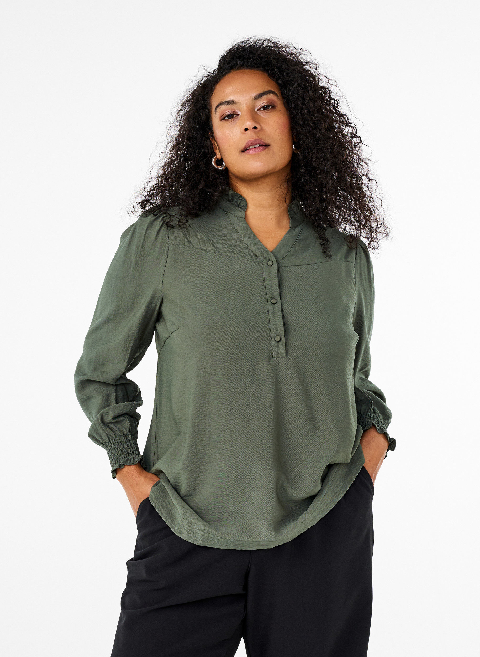 Zizzi Bluse mit R&uuml;schenkragen, Gr&uuml;n, Model image number 0