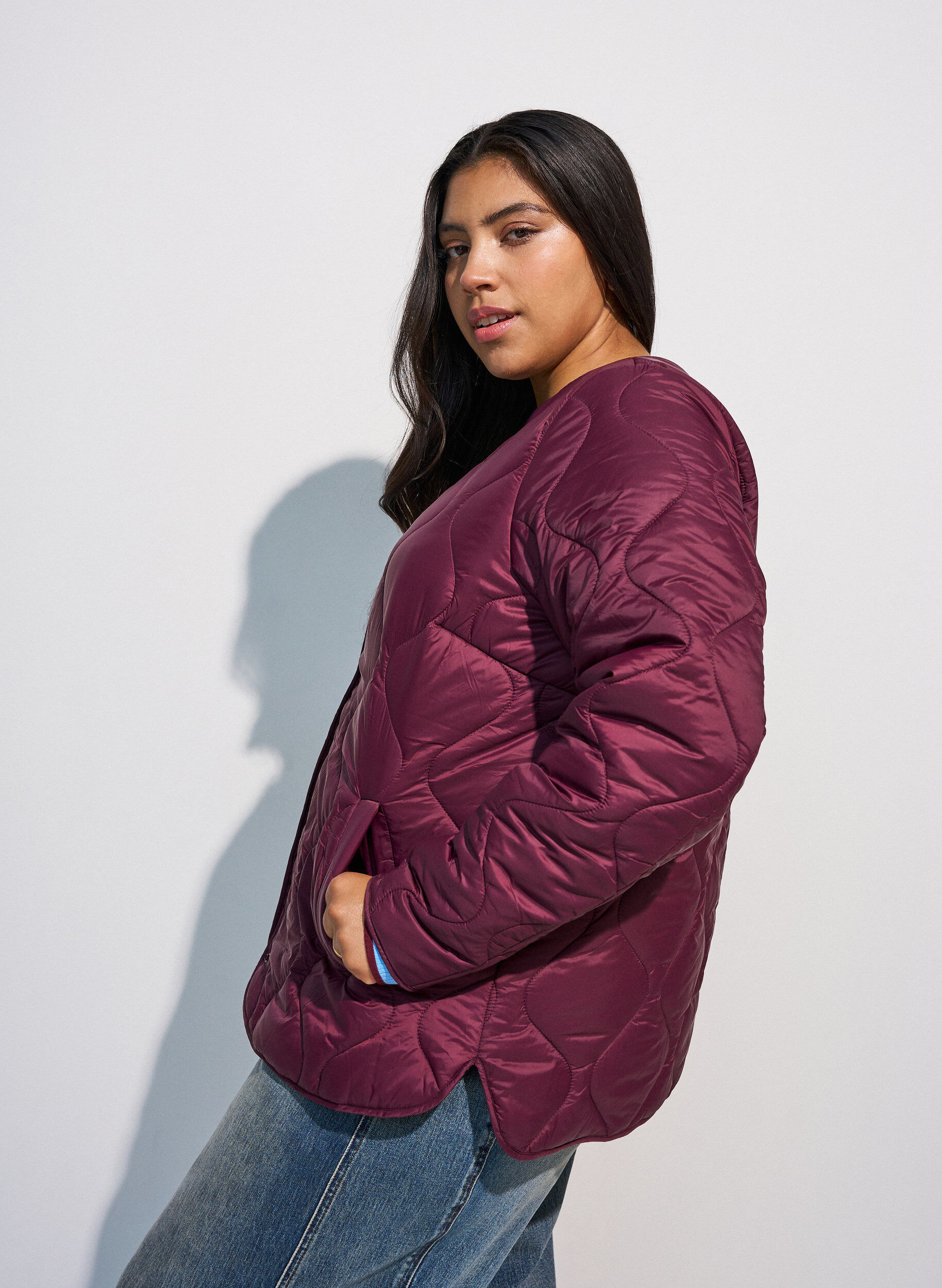 ZizziSteppjacke mit Druckkn&ouml;pfen und Rundhalsausschnitt, Dunkles Bordeaux, Model image number 3