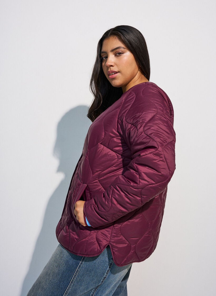 Steppjacke mit Druckkn&ouml;pfen und Rundhalsausschnitt, Dunkles Bordeaux, Model image number 3