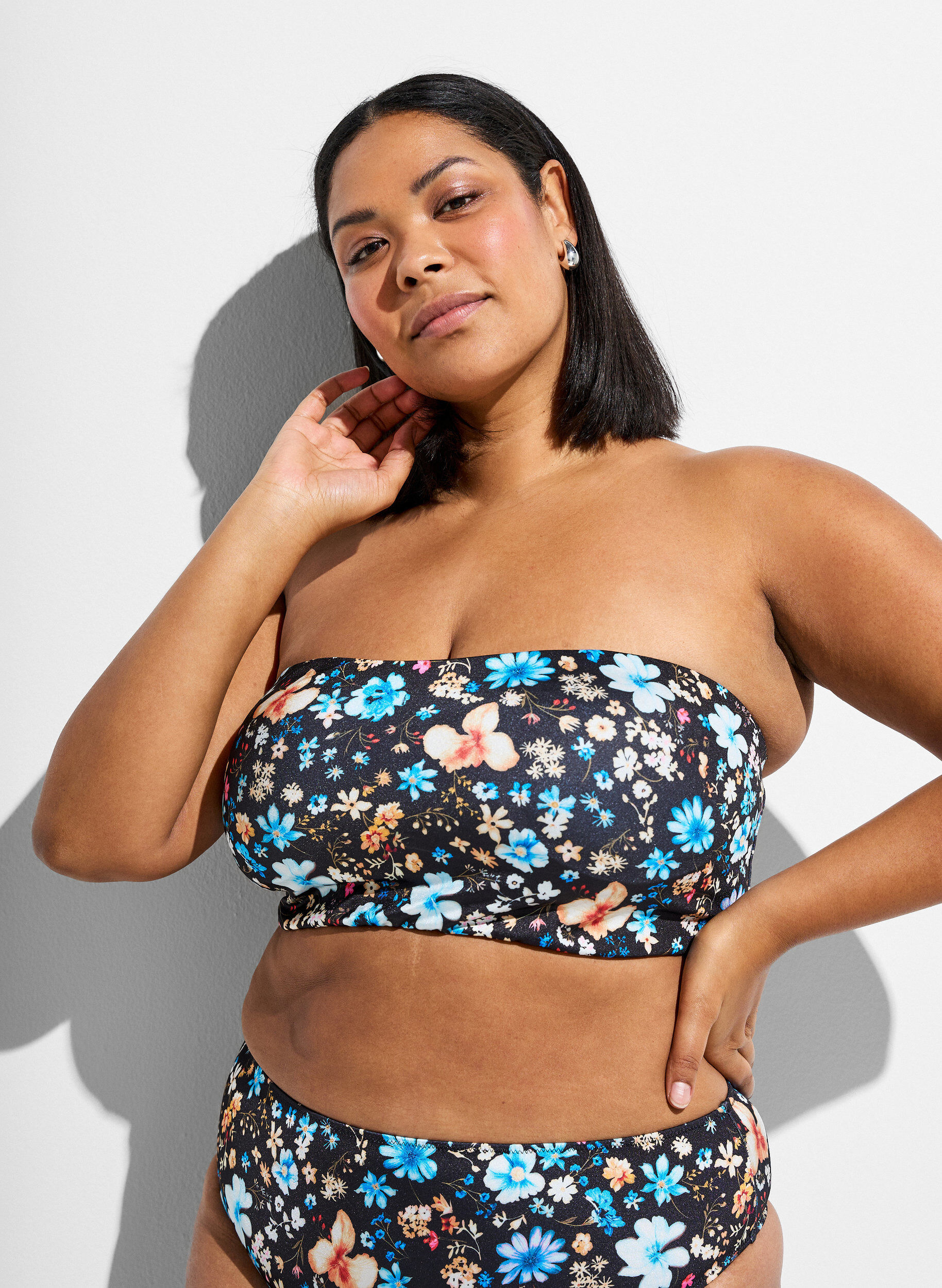 Zizzi Gebl&uuml;mtes Bandeau-Bikinioberteil, Blau, Model image number 0