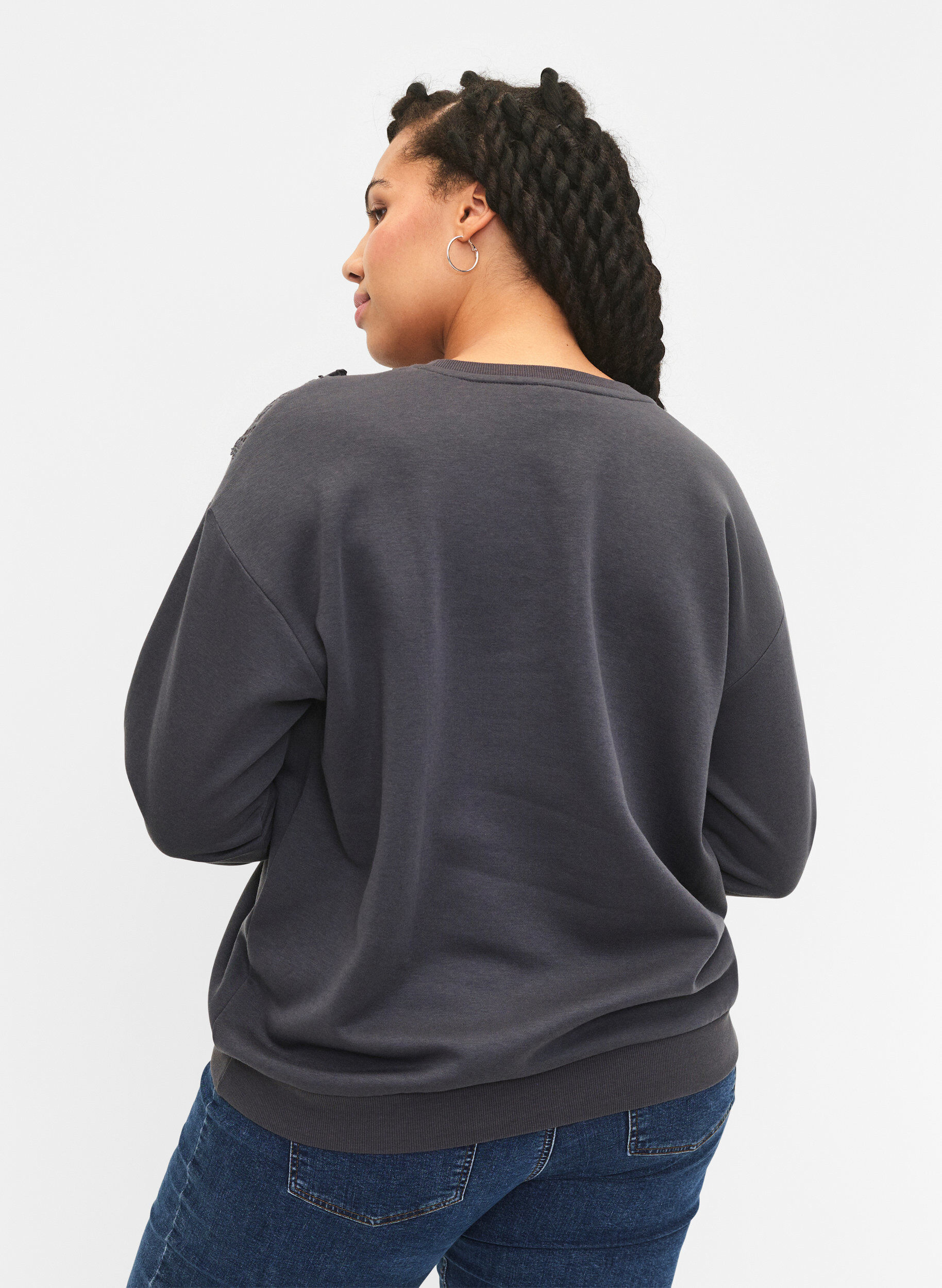 Zizzi Sweatshirt mit R&uuml;schen und H&auml;keldetail, Dark Grey, Model image number 1