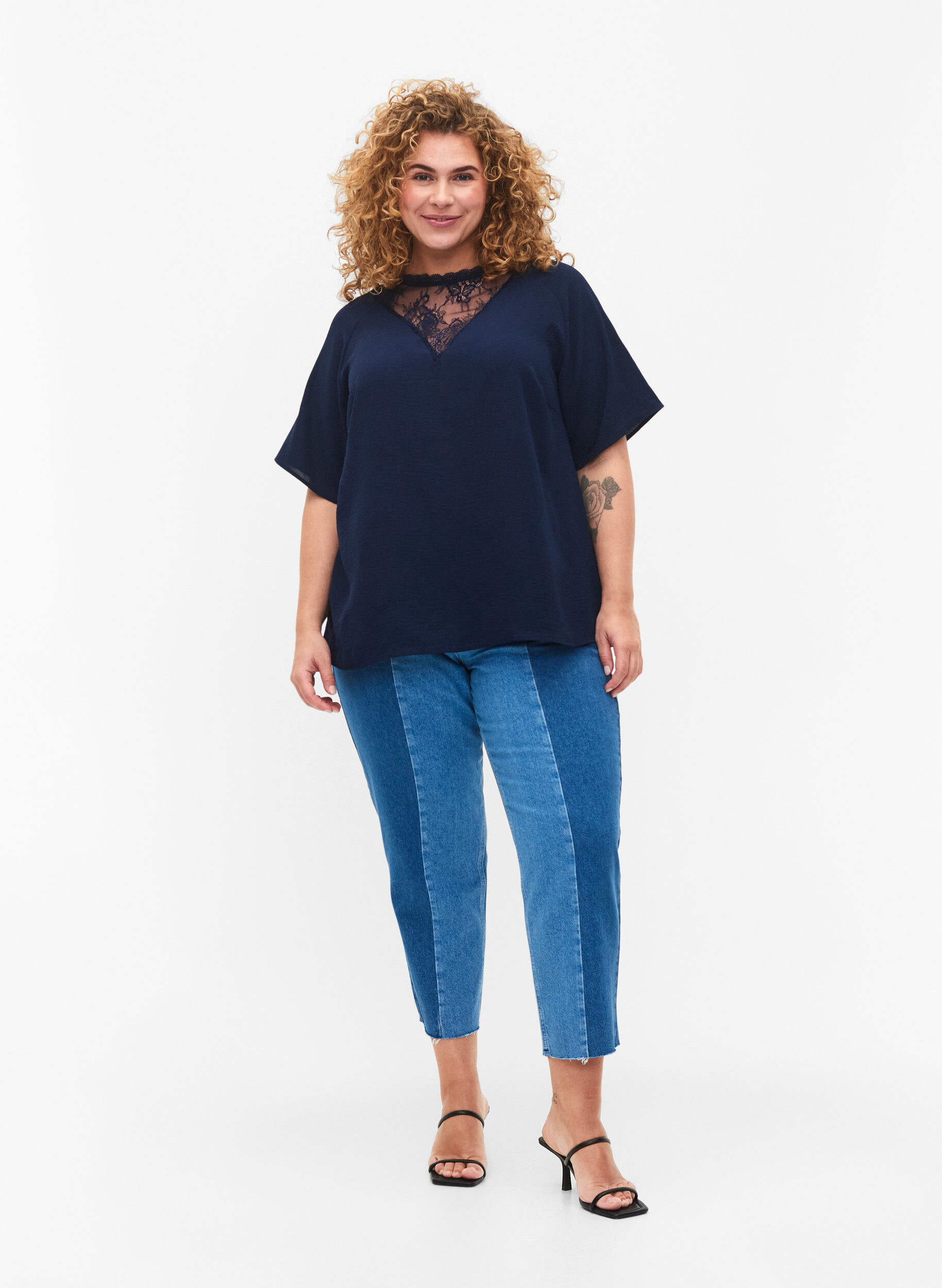 Zizzi Kurz&auml;rmelige Bluse mit Spitze , Navy Blazer, Model image number 2
