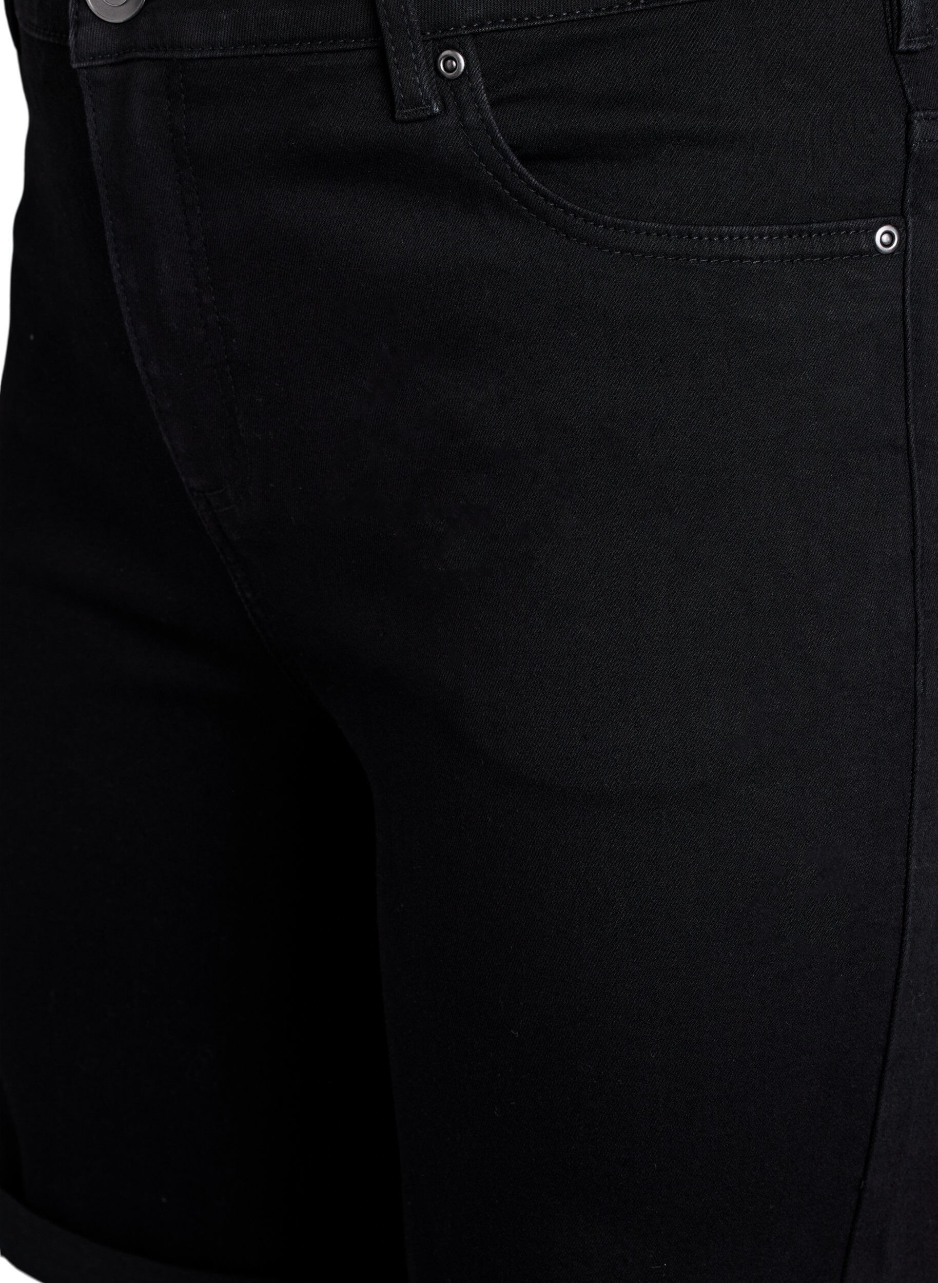 Zizzi Eng anliegende Jeansshorts mit hoher Taille, Schwarz, Packshot image number 2