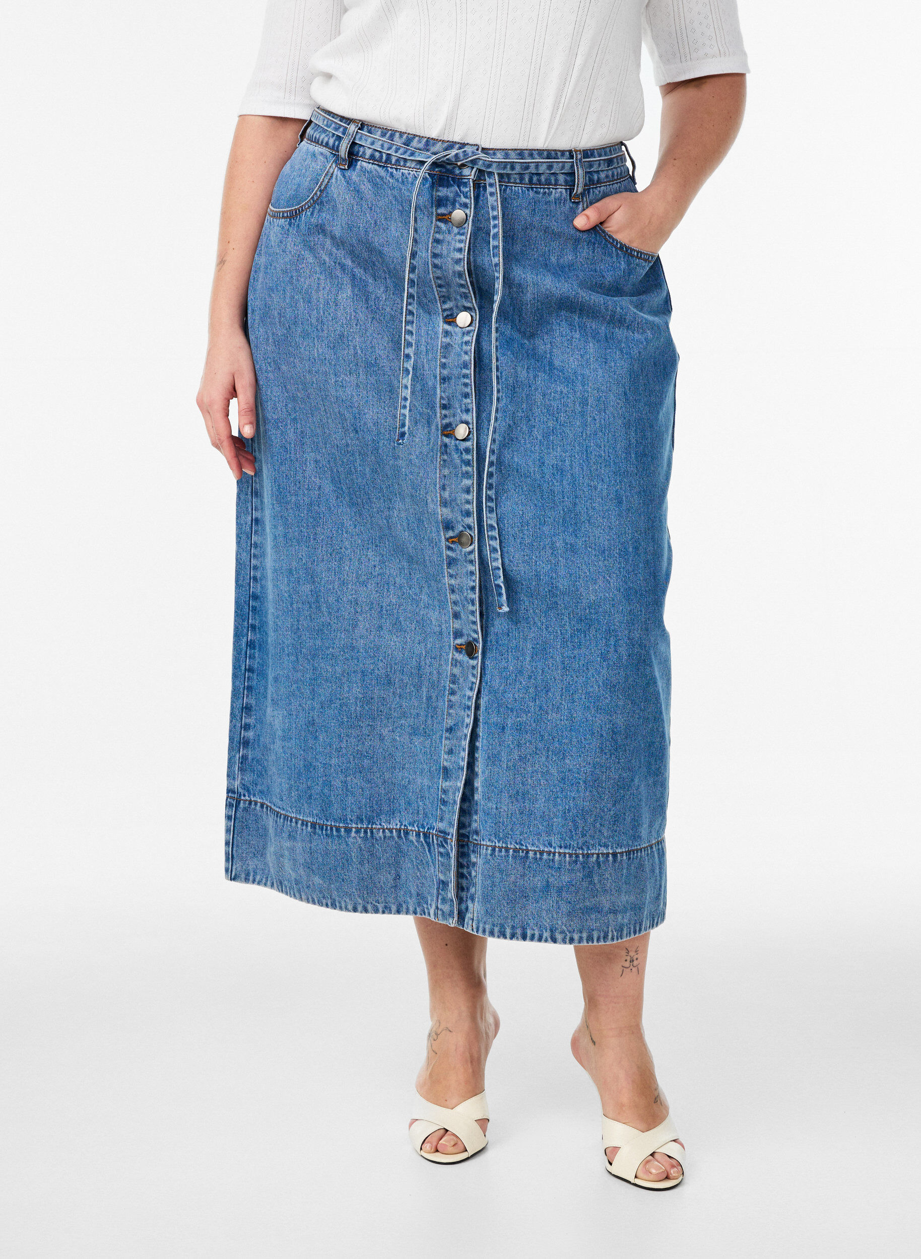 Zizzi Langer Jeansrock mit Kn&ouml;pfen und Bindeg&uuml;rtel, Blau, Model image number 2