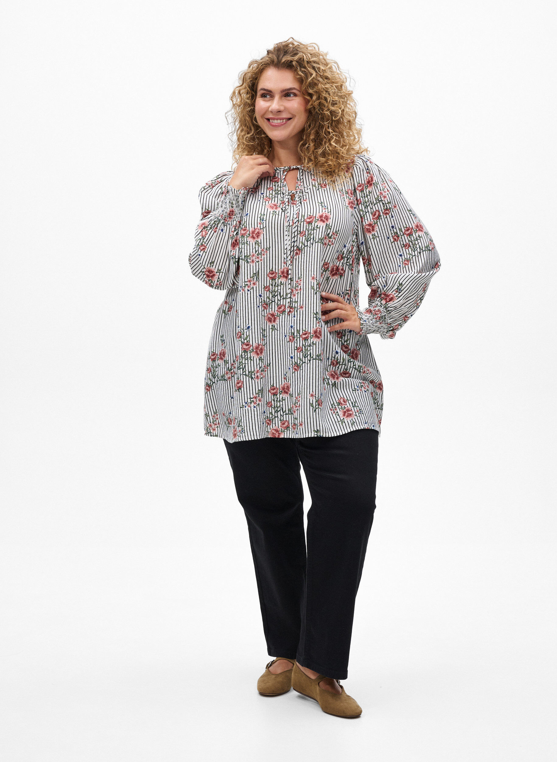 Zizzi Bluse mit gebl&uuml;mtem Print und Bindedetail, Schwarz, Model image number 1