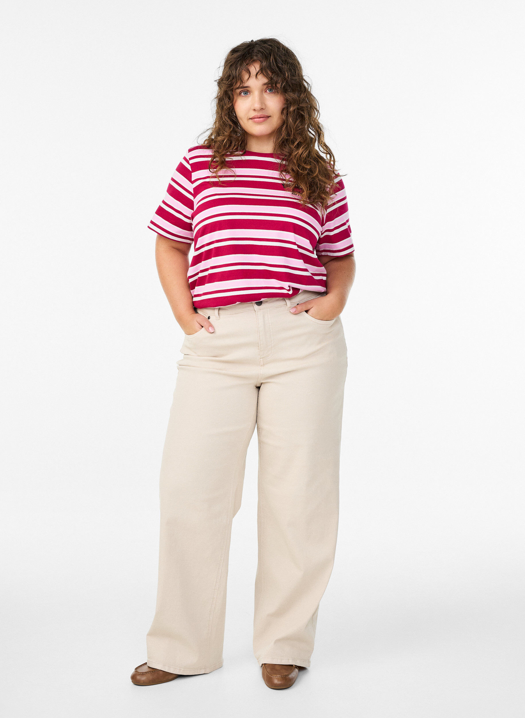 Zizzi T-Shirt aus Baumwolle mit Streifen, Rot, Model image number 1