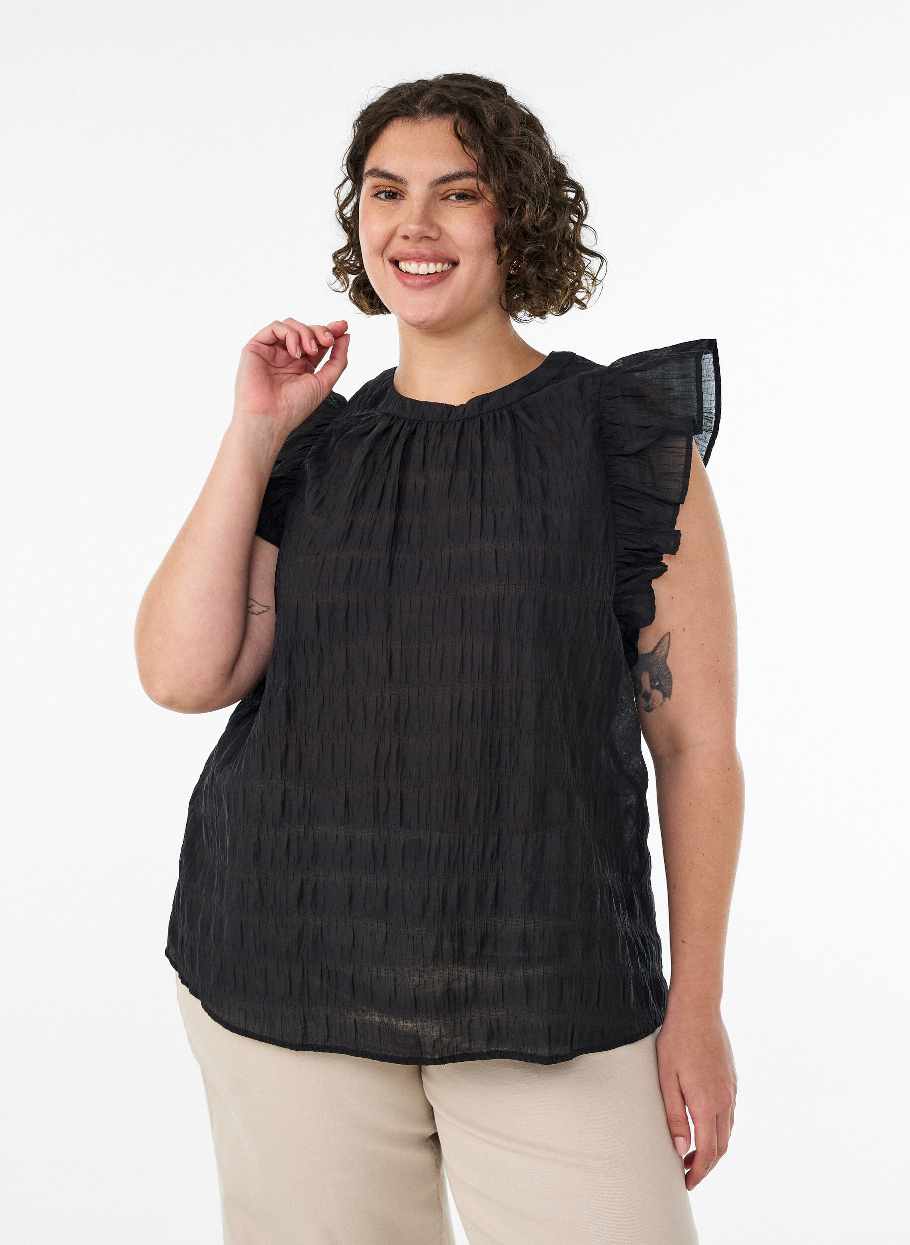 Zizzi&Auml;rmellose Bluse mit Struktur und R&uuml;schen, Schwarz, Model image number 0