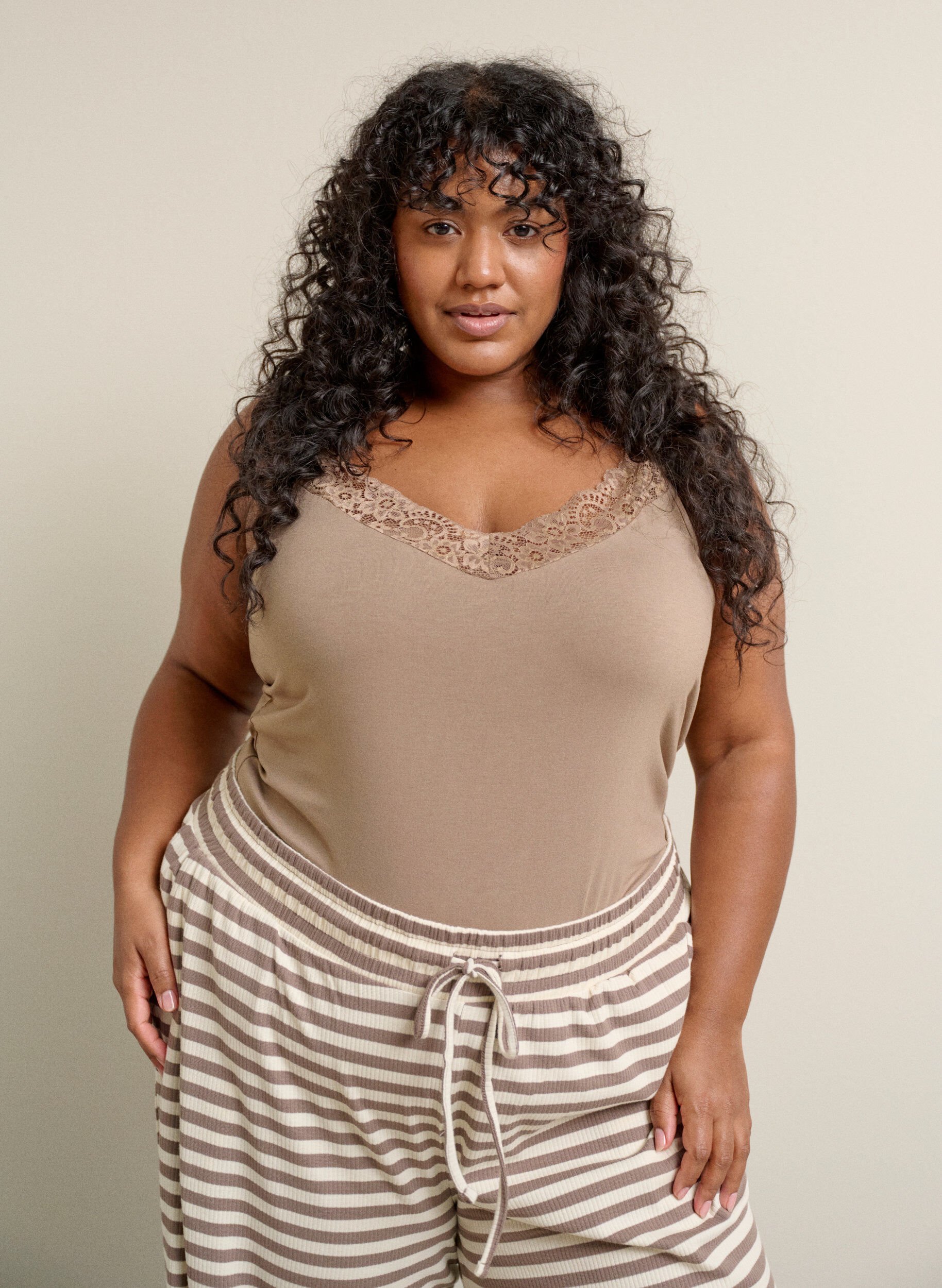 Zizzi Top aus Viskose mit Spitze, Beige, Image image number 0