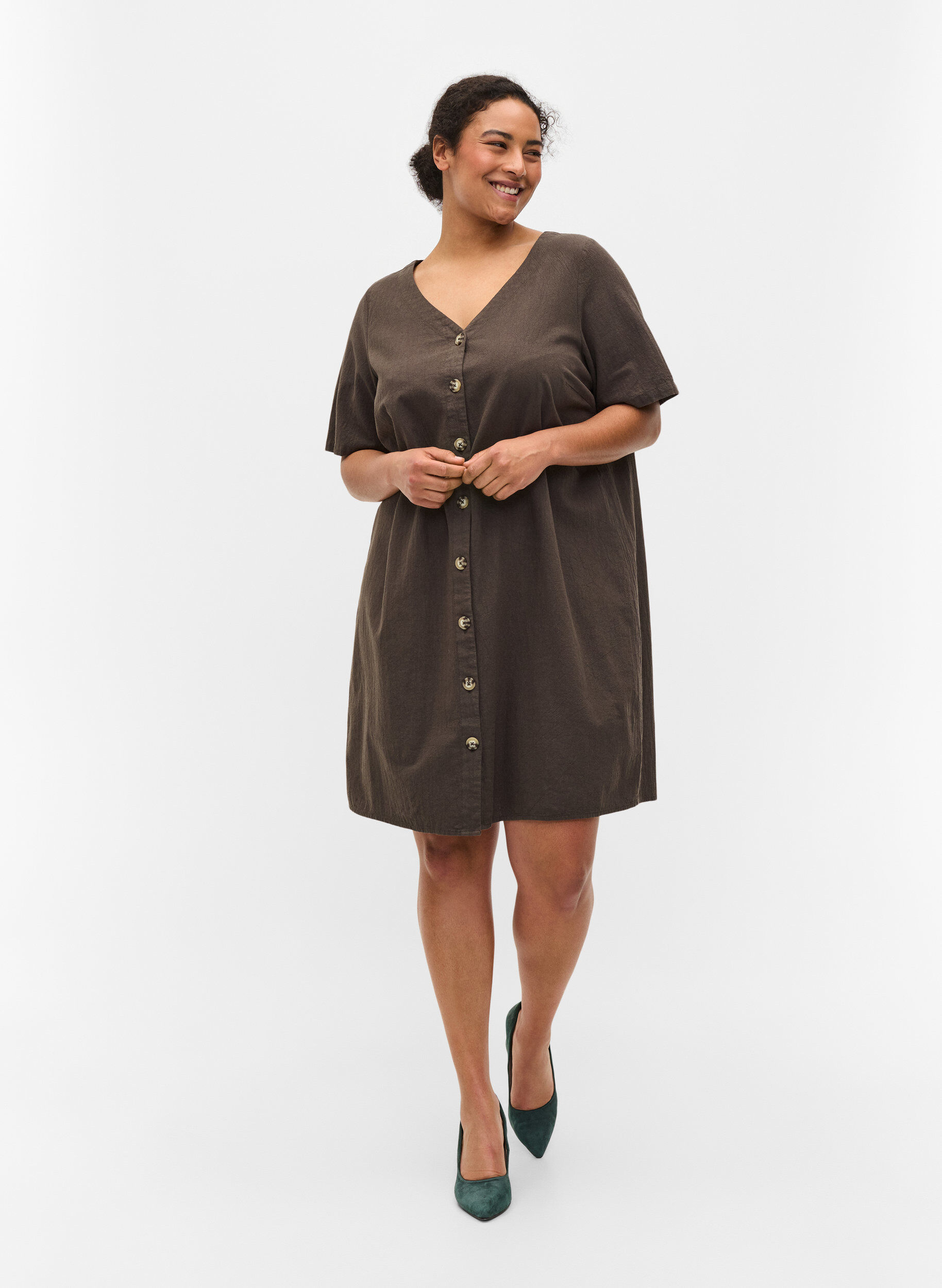 Zizzi Kurzarm Kleid aus Baumwolle mit Kn&ouml;pfen, Khaki Green, Model image number 2
