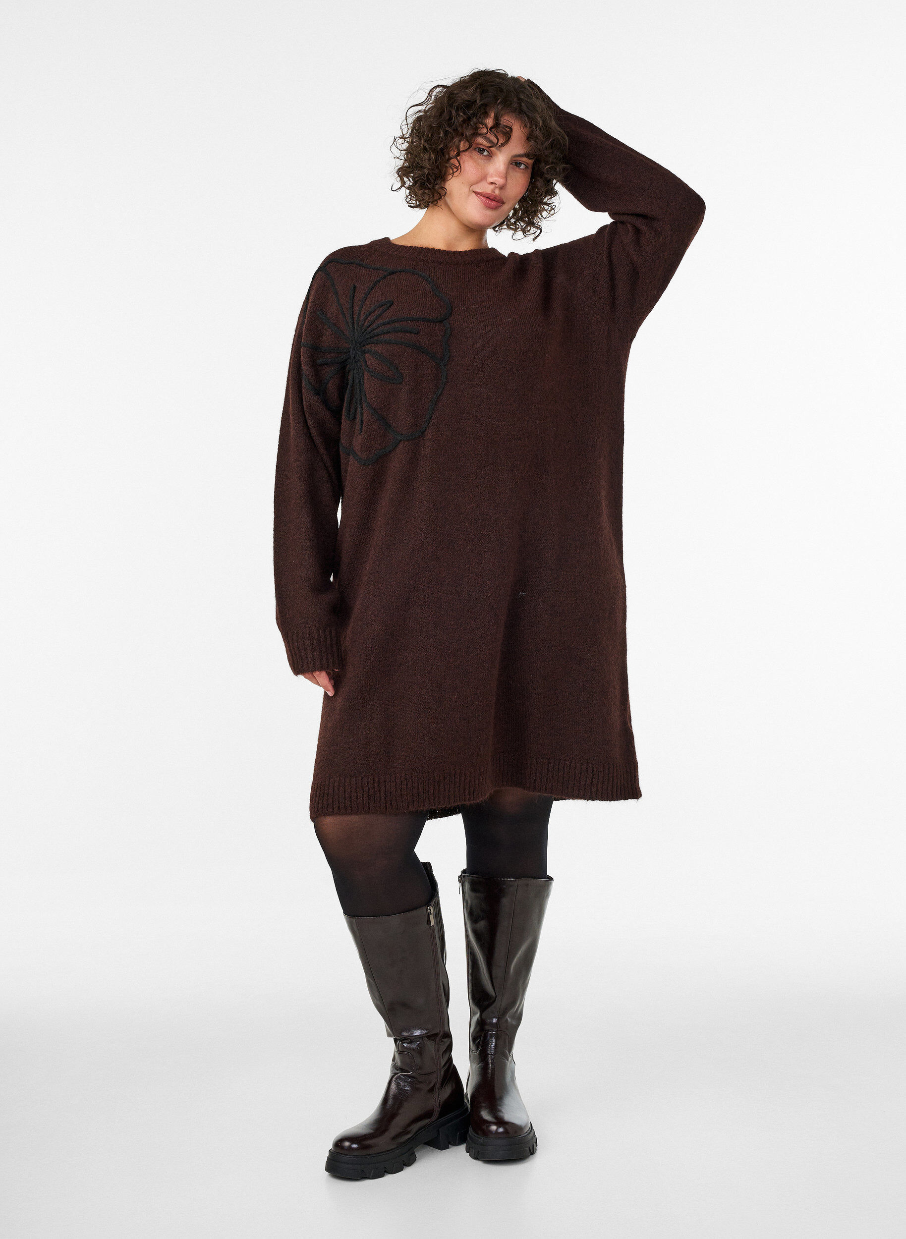 ZizziStrickkleid mit gro&szlig;er Blumenapplikation, Braun, Model image number 1