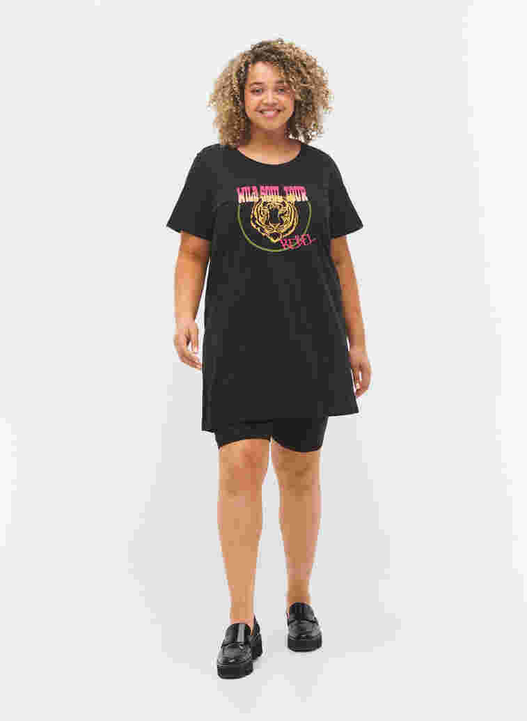 Langes Baumwoll-T-Shirt mit kurzen Ärmeln, Black Tiger, Model image number 2
