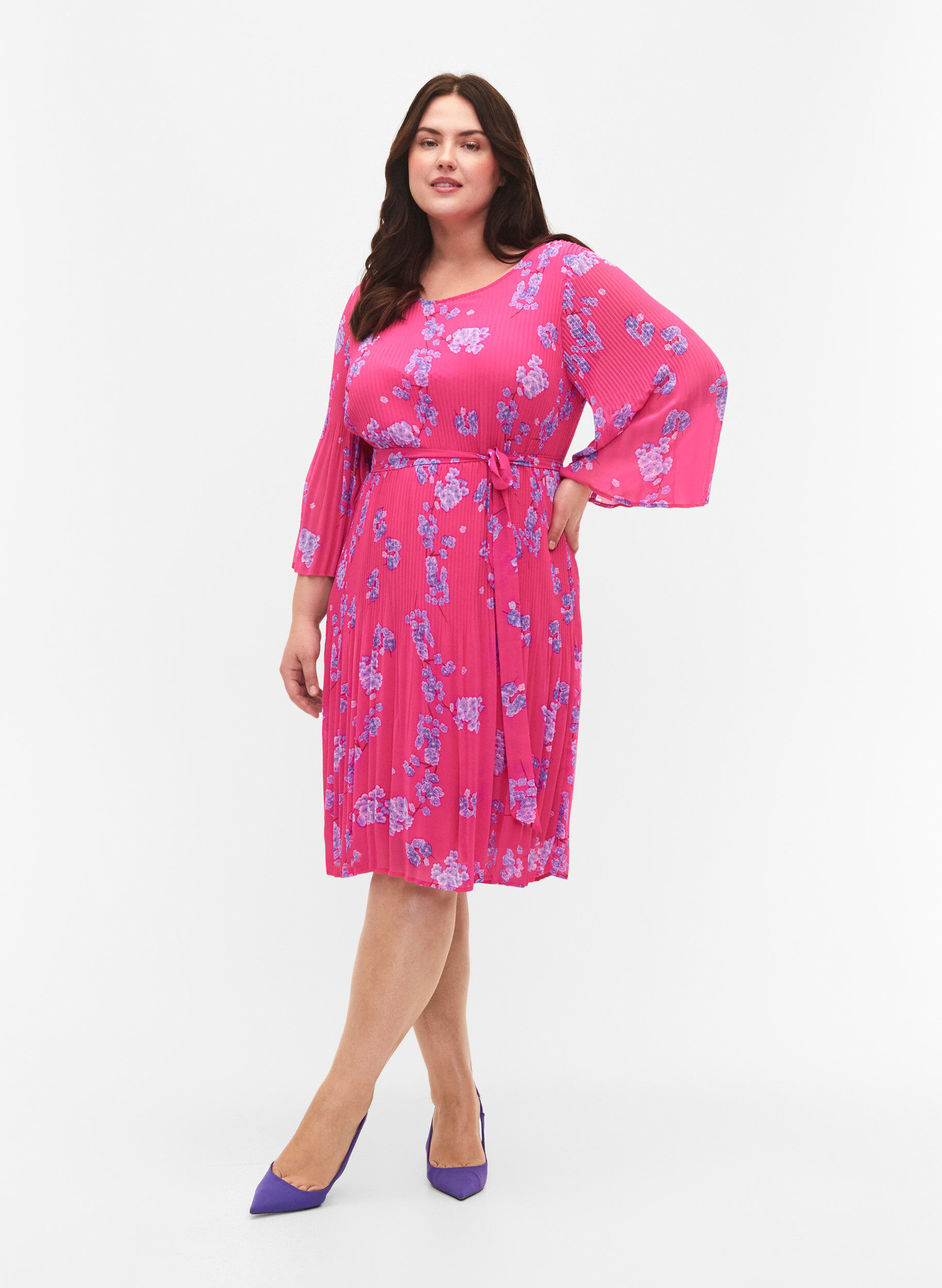 Zizzi Plisseekleid mit Bindeband und Print, Beetroot Purple AOP, Model image number 2