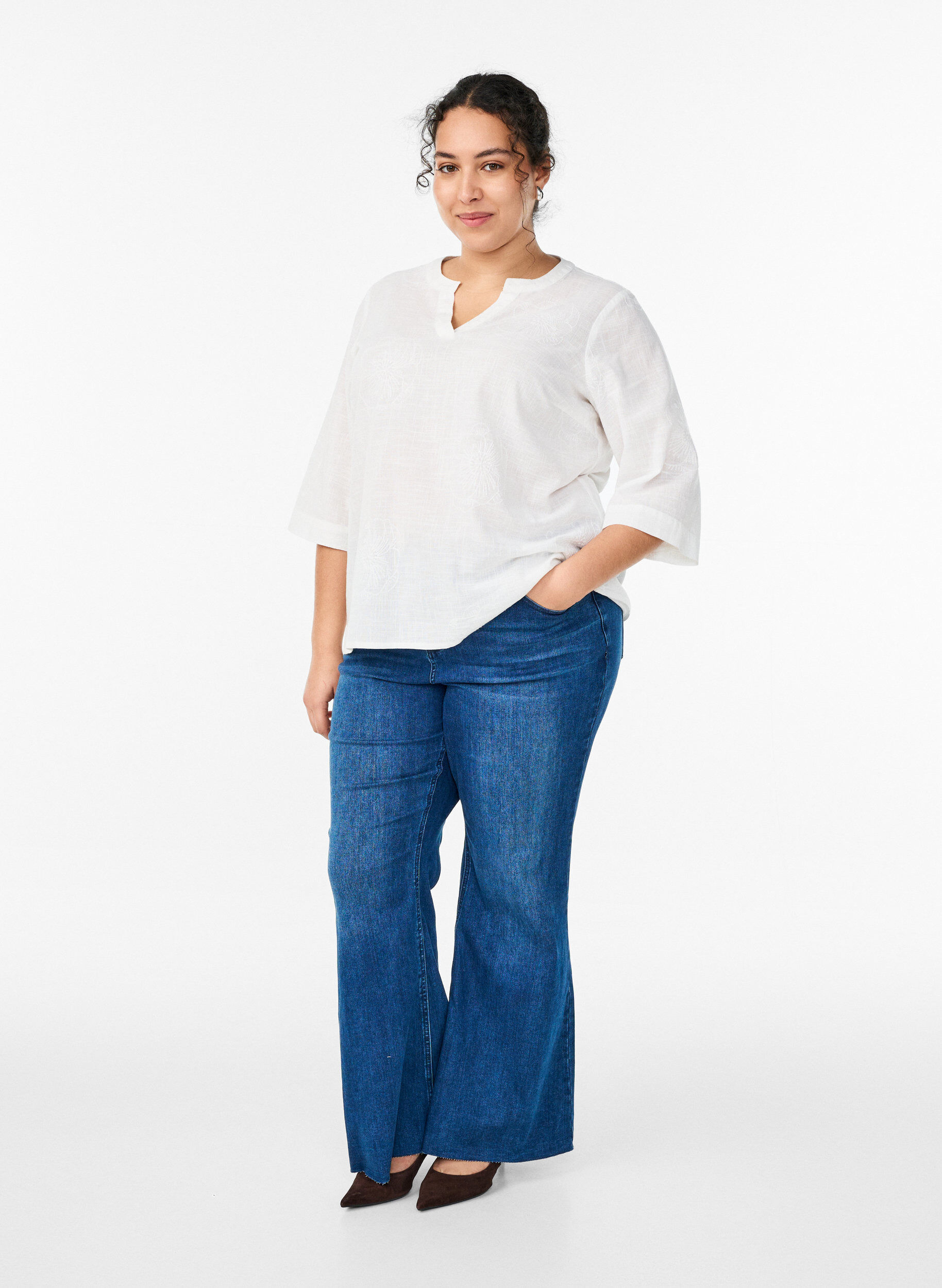 Zizzi Bluse aus Baumwolle mit gestickten Details und 3/4-&Auml;rmeln, Wei&szlig;, Model image number 1