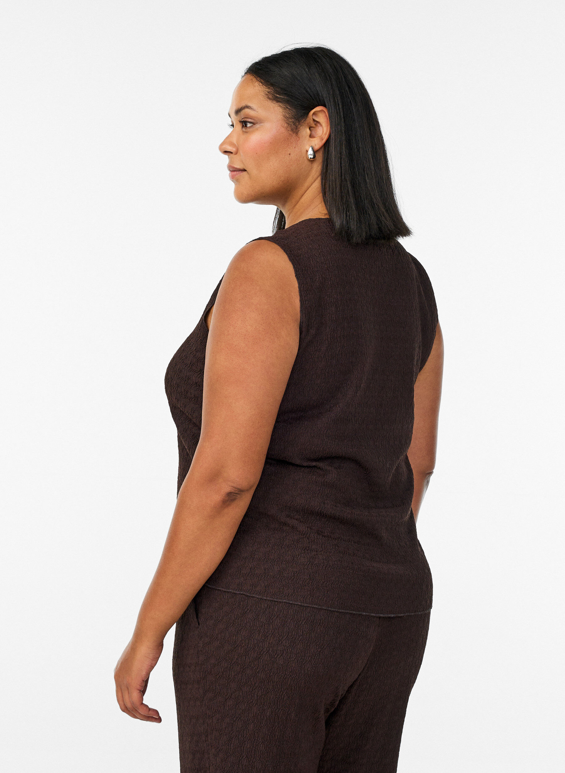 Zizzi &Auml;rmelloses Top mit welliger Struktur und Knopfverschluss, Braun, Model image number 2