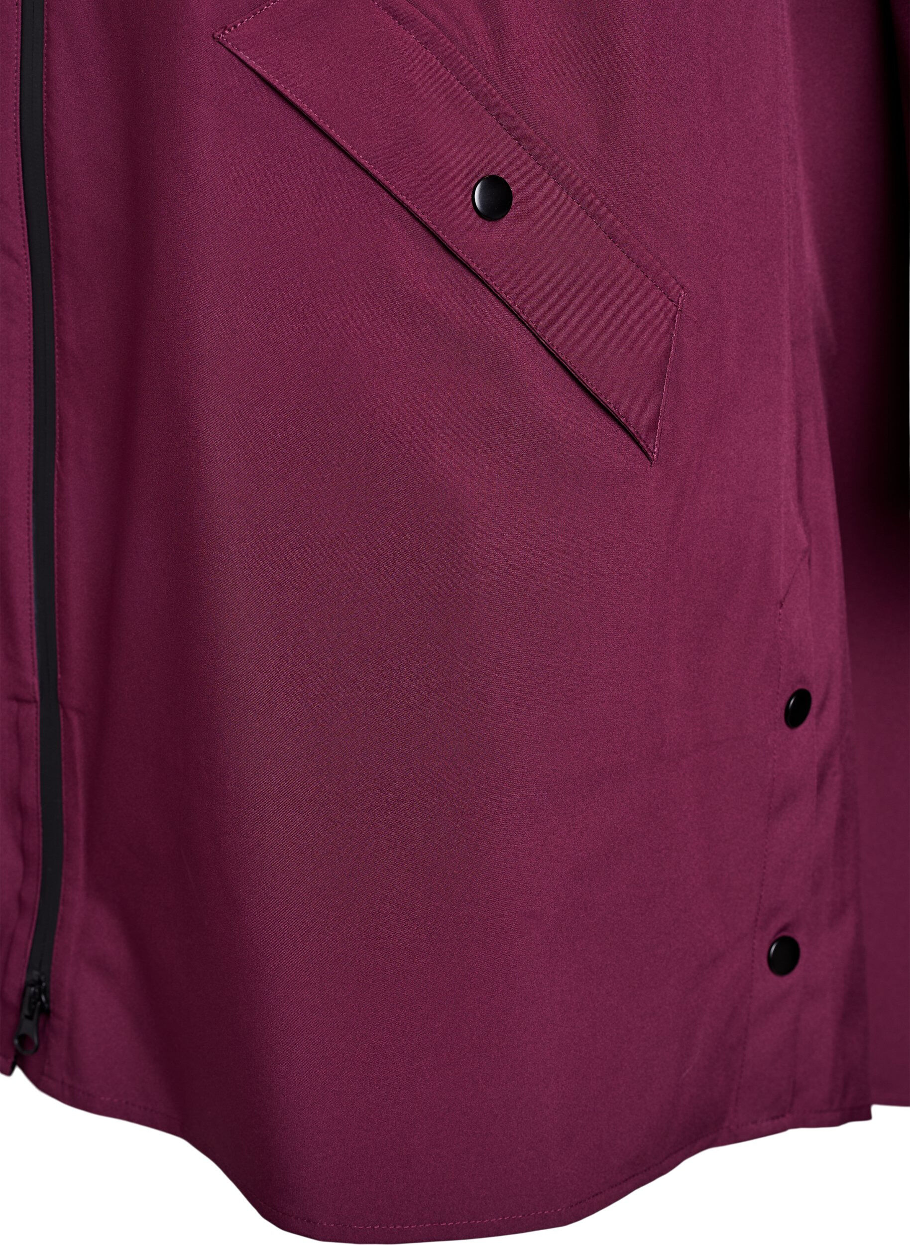 ZizziRegenjacke mit Taschen und Kapuze., Dunkles Bordeaux, Packshot image number 3