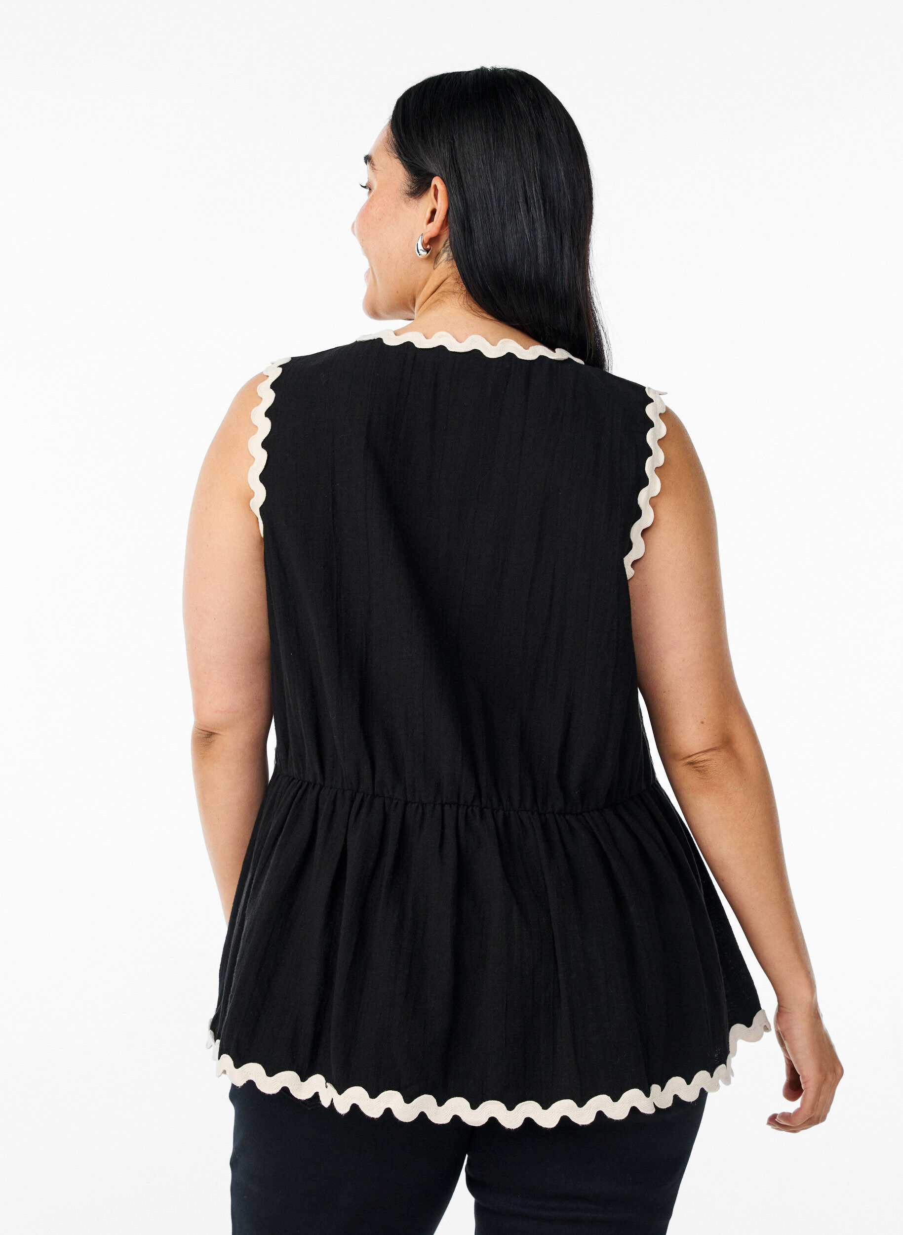 Zizzi &Auml;rmellose Bluse mit gezackten Kontrastkanten, Schwarz, Model image number 2