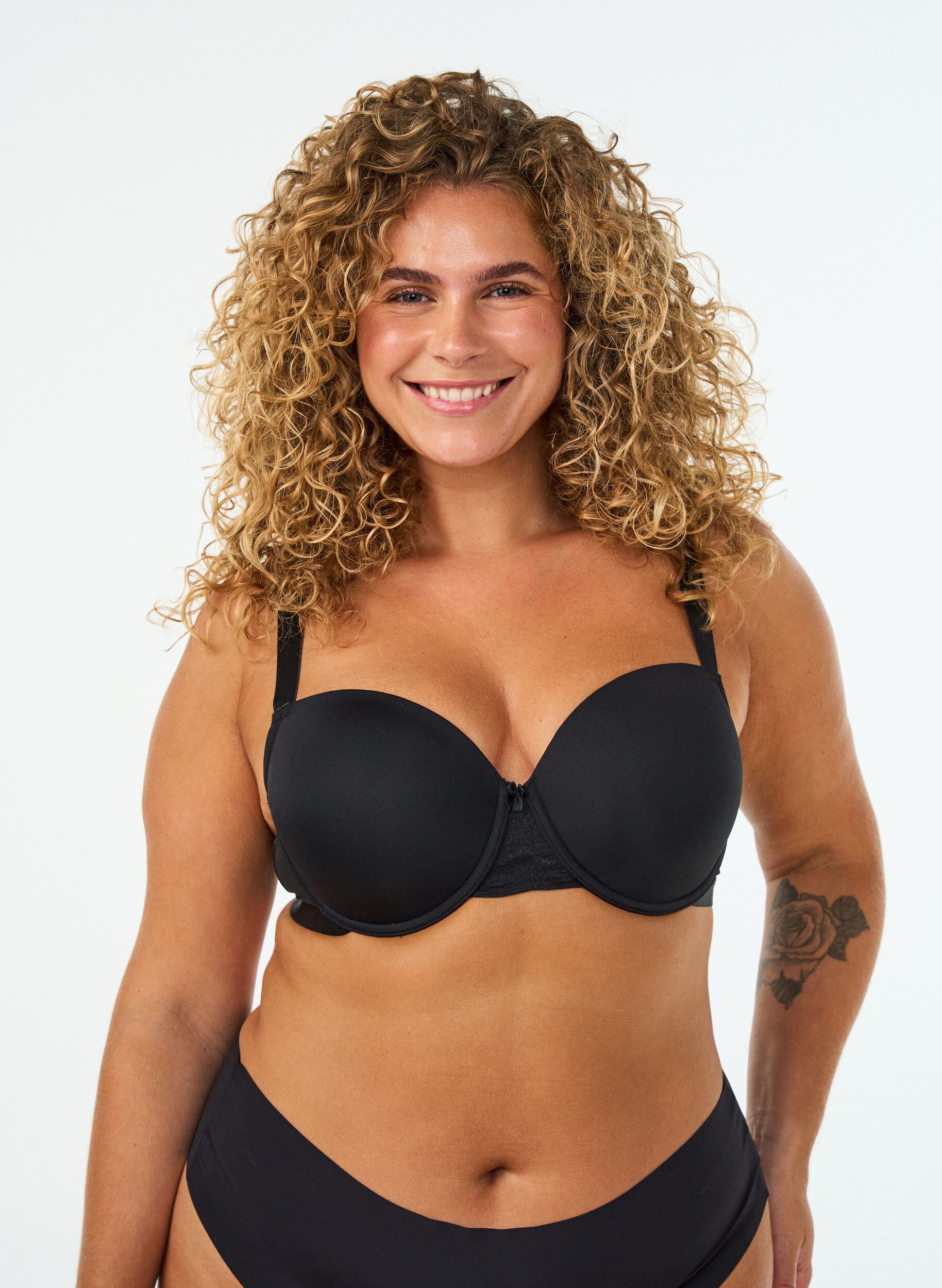 Vorgeformter T-Shirt-BH mit glatten Cups, Schwarz, Model