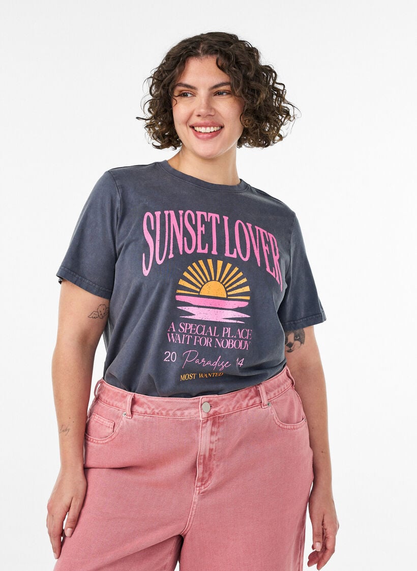 Baumwoll-T-Shirt mit Frontprint und gewaschener Optik, Grau, Model image number 0