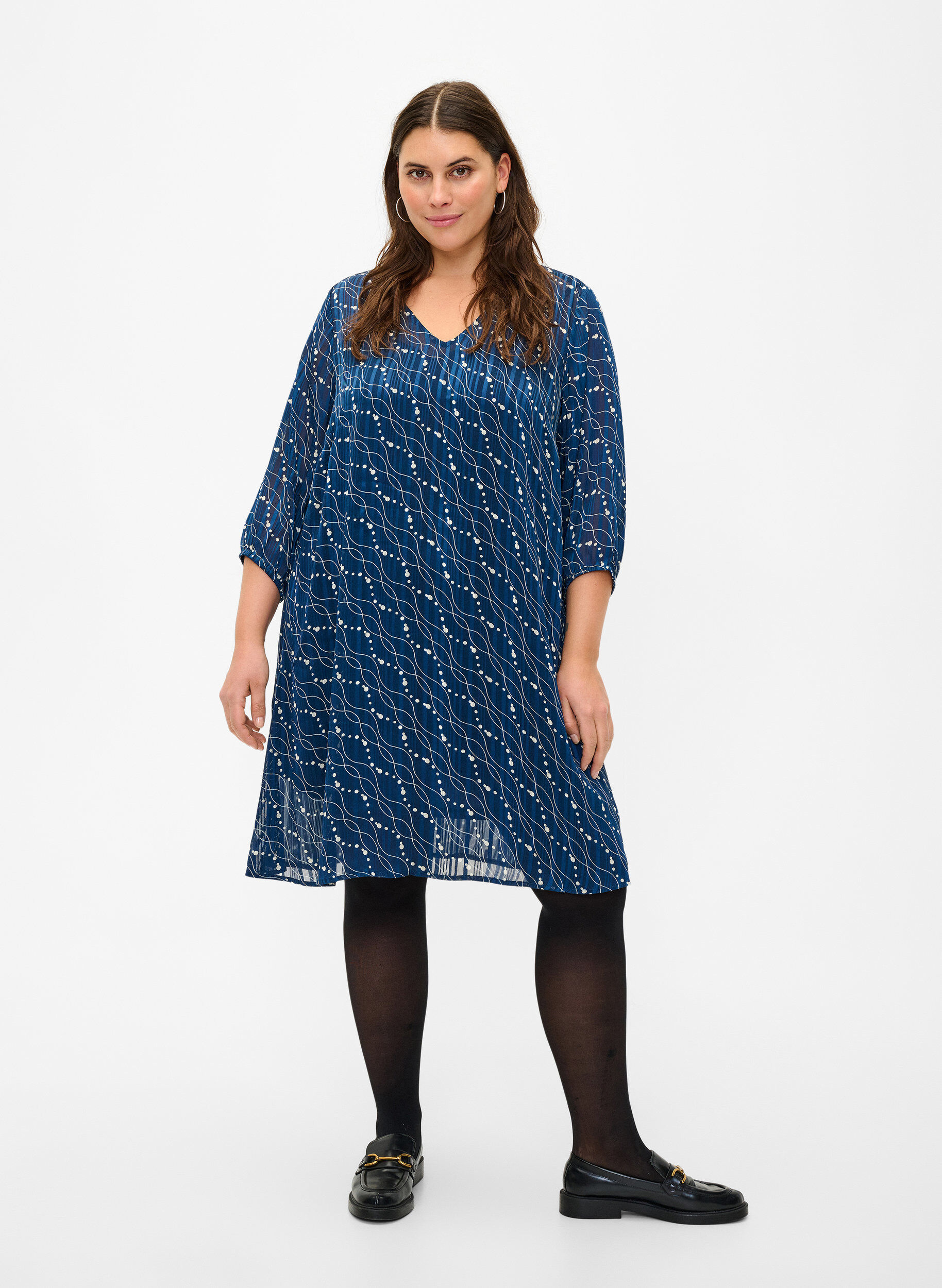 Zizzi Bedrucktes Kleid mit V-Ausschnitt und 3/4-&Auml;rmeln, Dress Bl. Swirl AOP, Model image number 2