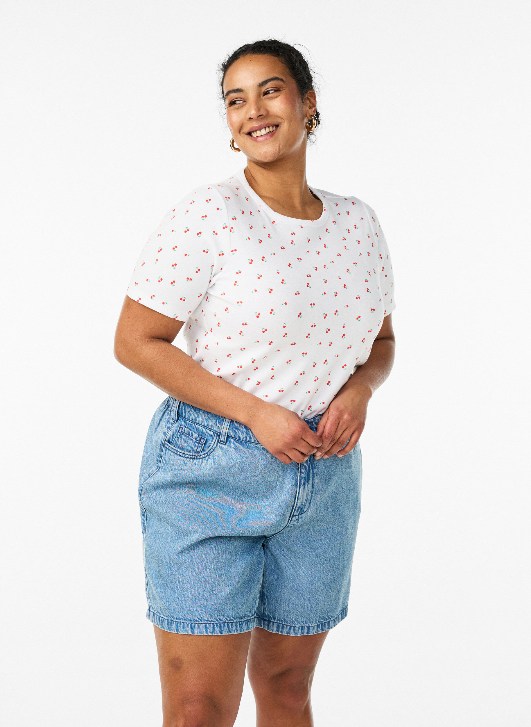 Zizzi Locker geschnittene Jeansshorts mit hoher Taille, Blau, Model image number 0