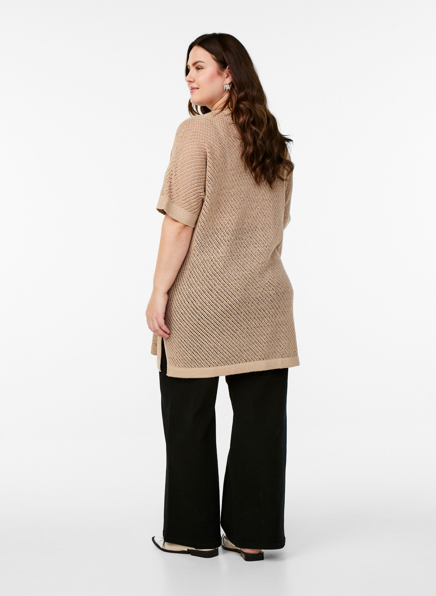 Zizzi FLASH - Kurzarmpullover mit V-Ausschnitt, Beige, Model image number 2