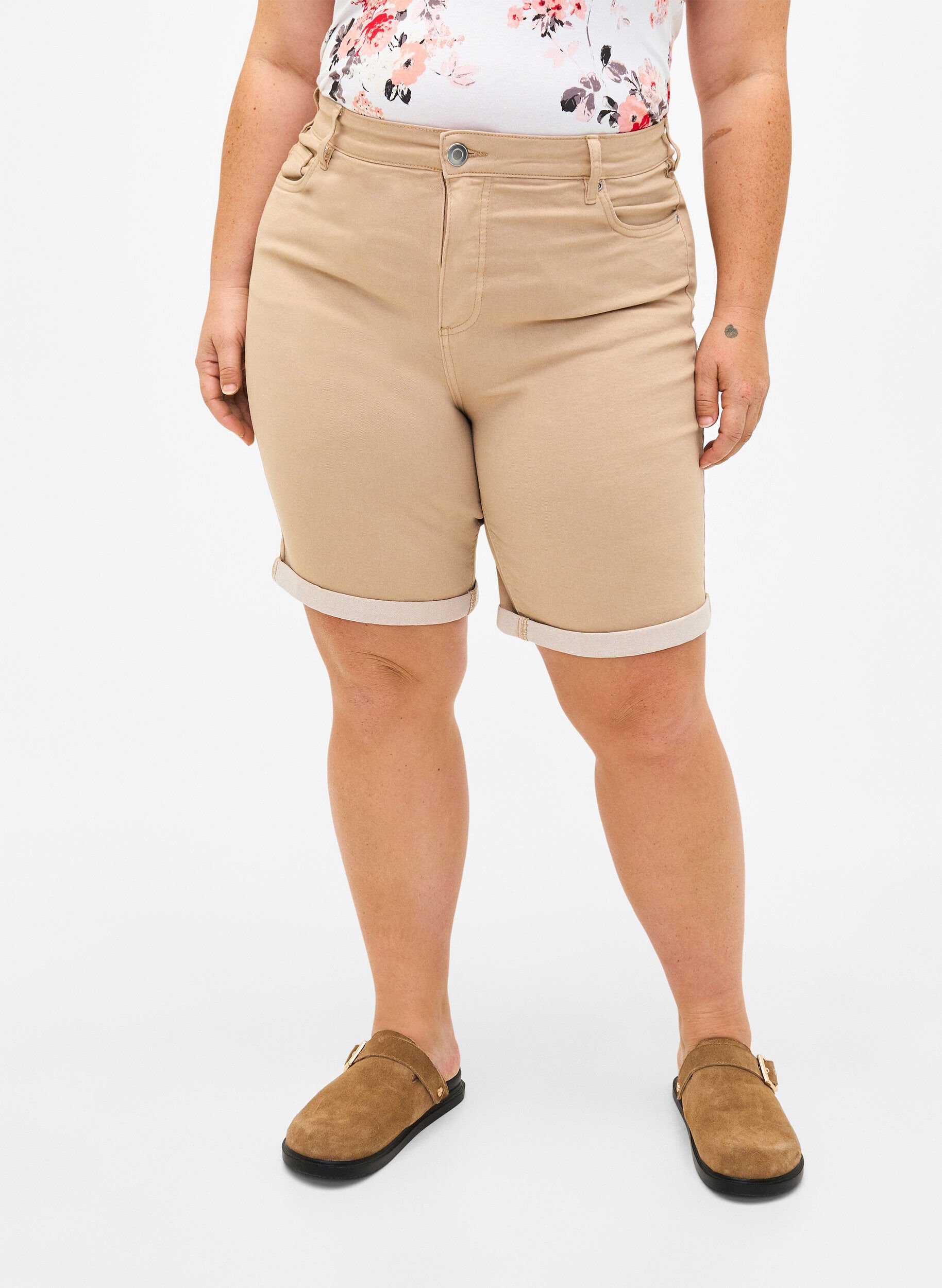 Zizzi Eng anliegende Denim-Shorts mit hoher Taille, Nomad, Model image number 2