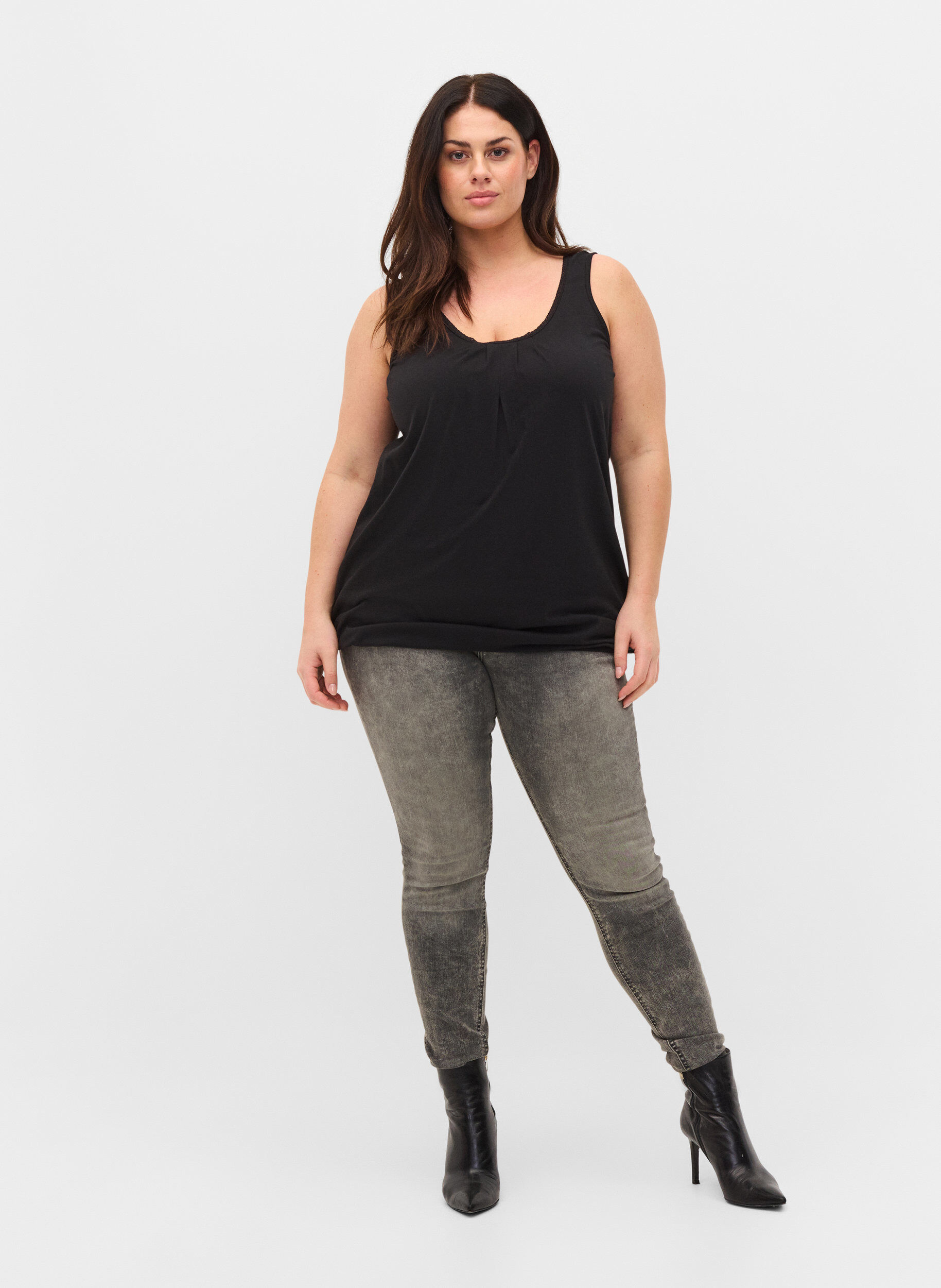 Zizzi Baumwolltop mit Rundhalsausschnitt und Spitzensaum, Black, Model image number 2