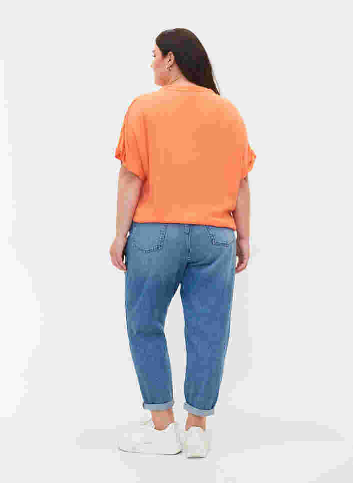 Mille Mom Fit Jeans mit Colour Block, Blue Denim Comb, Model image number 1