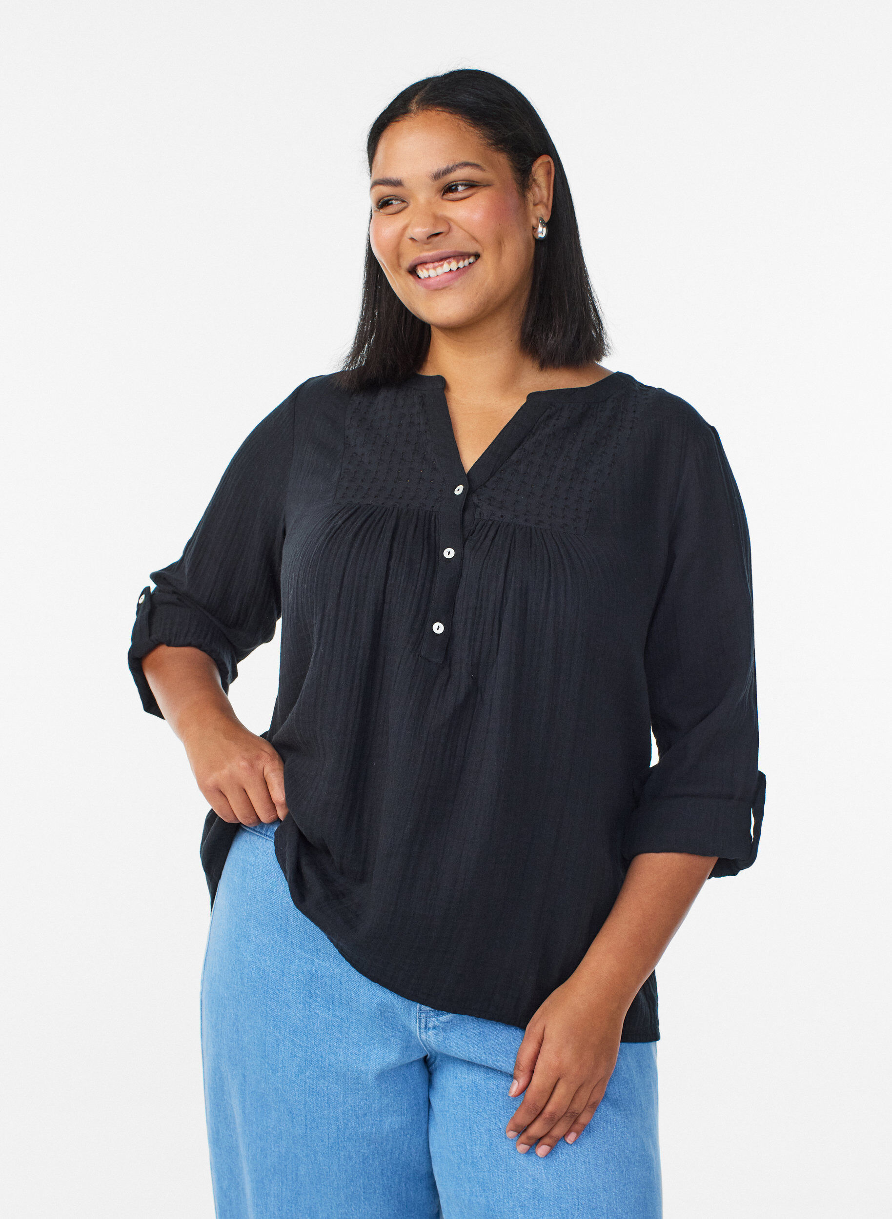 Bluse aus Baumwollmusselin mit Lochstickerei, Schwarz, Model