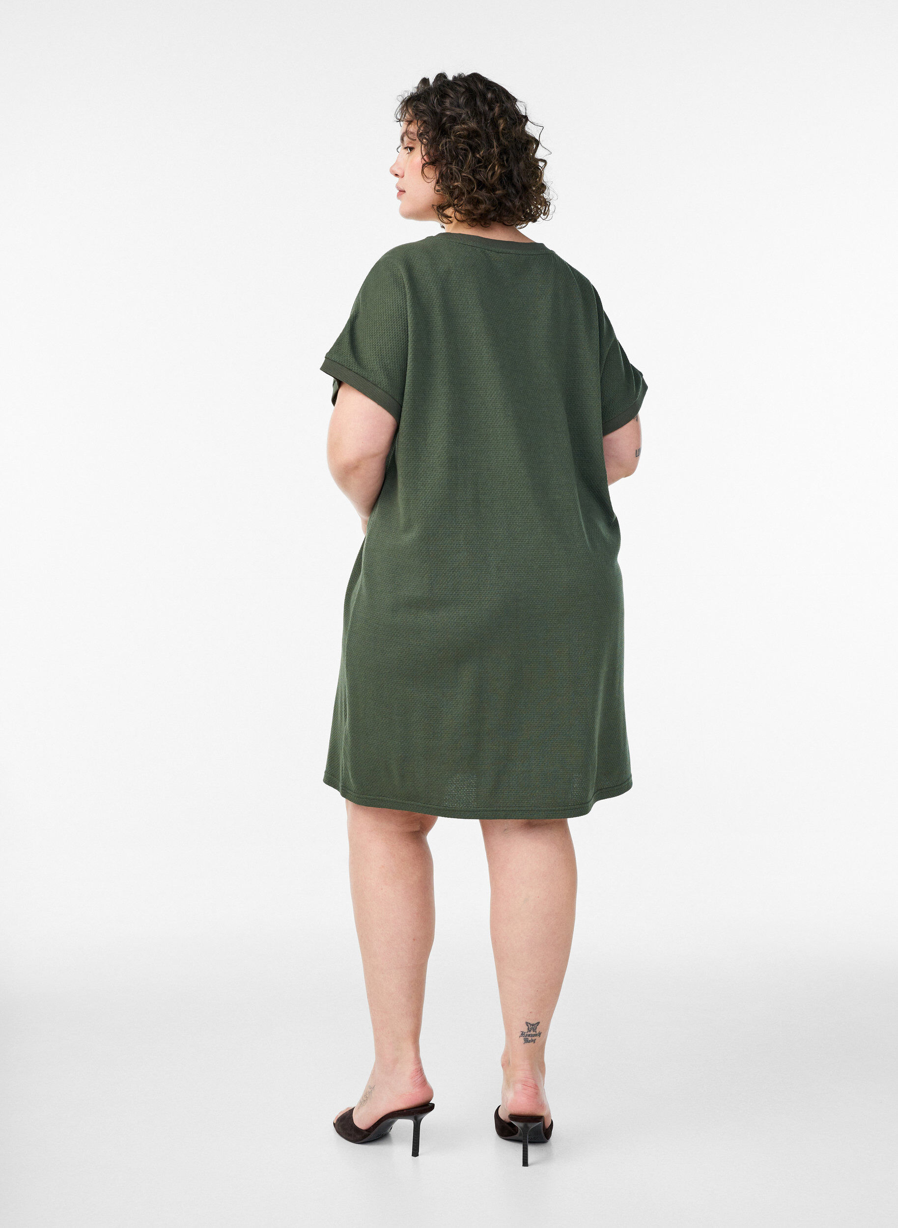 Zizzi Kurzes Kleid aus strukturiertem Jersey mit Rundhalsausschnitt, Gr&uuml;n, Model image number 2