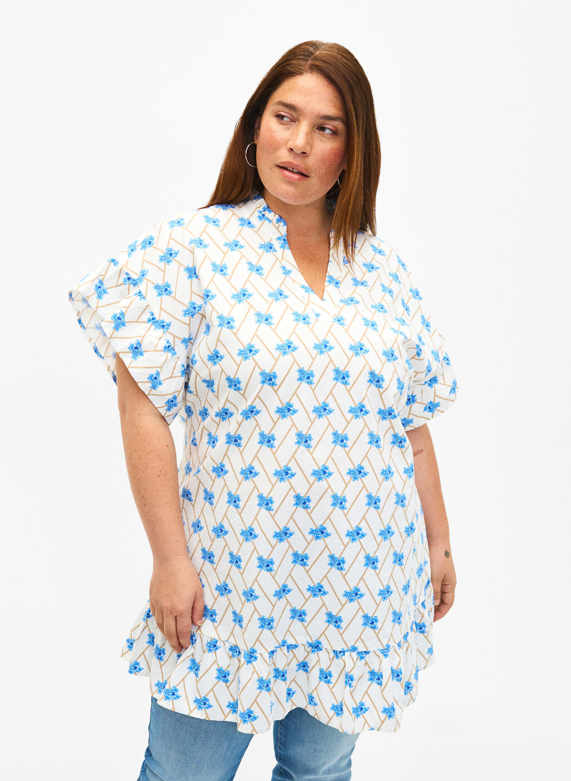 Zizzi Gebl&uuml;mte Tunika aus Baumwolle, Snow White Flower, Model image number 0