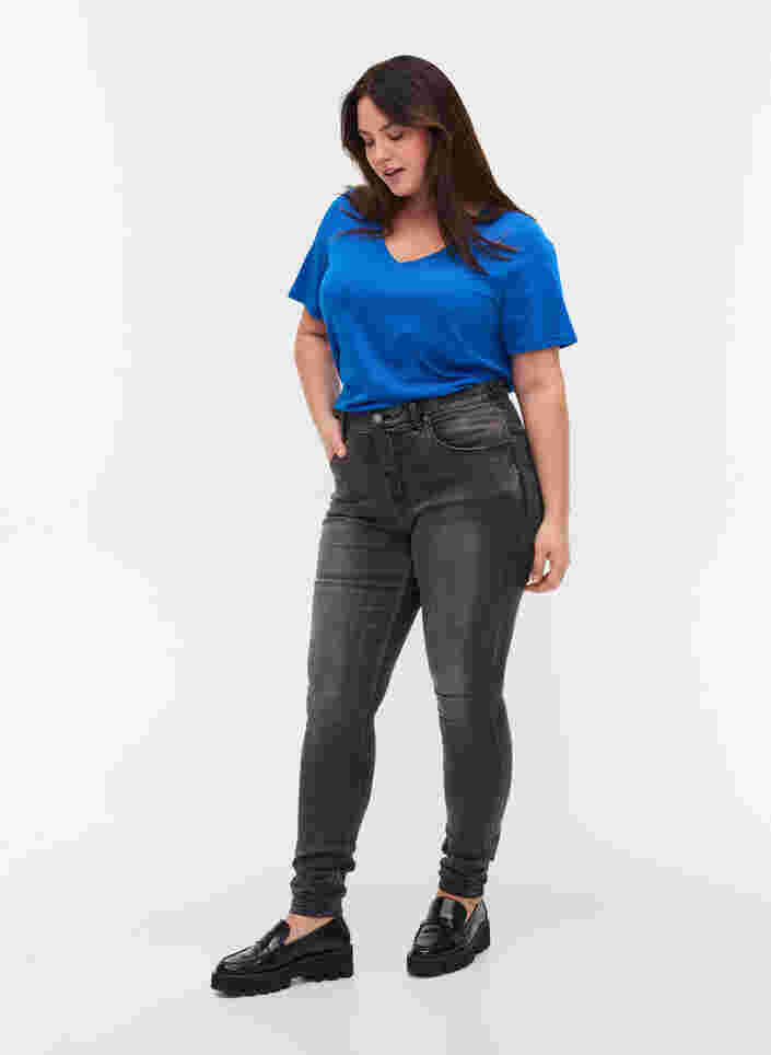 T-Shirt aus Bio-Baumwolle mit V-Ausschnitt, Princess Blue, Model image number 2