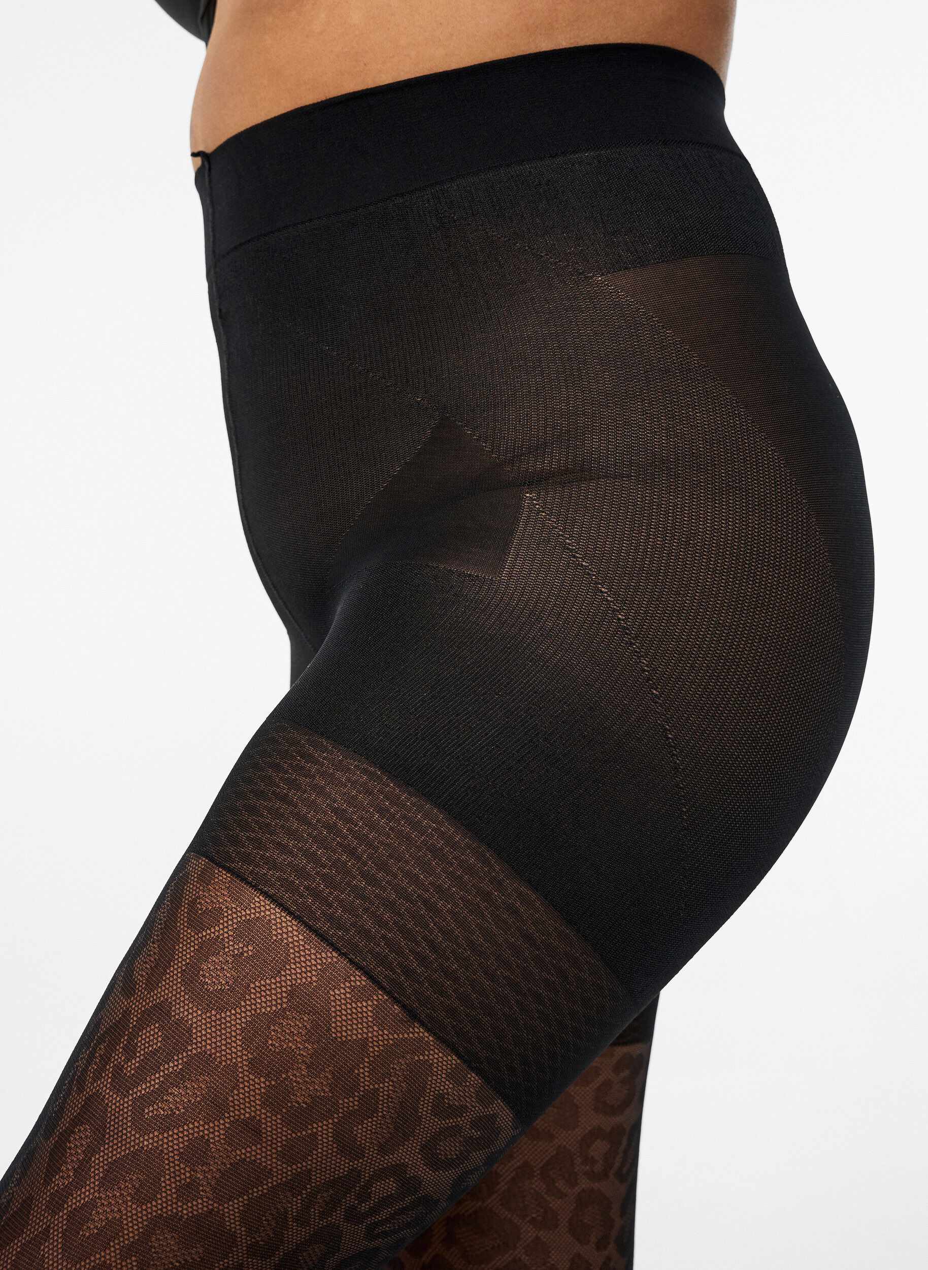 Zizzi 50 Denier Strumpfhose mit Leopardenmuster und Push-up, Schwarz, Model image number 2