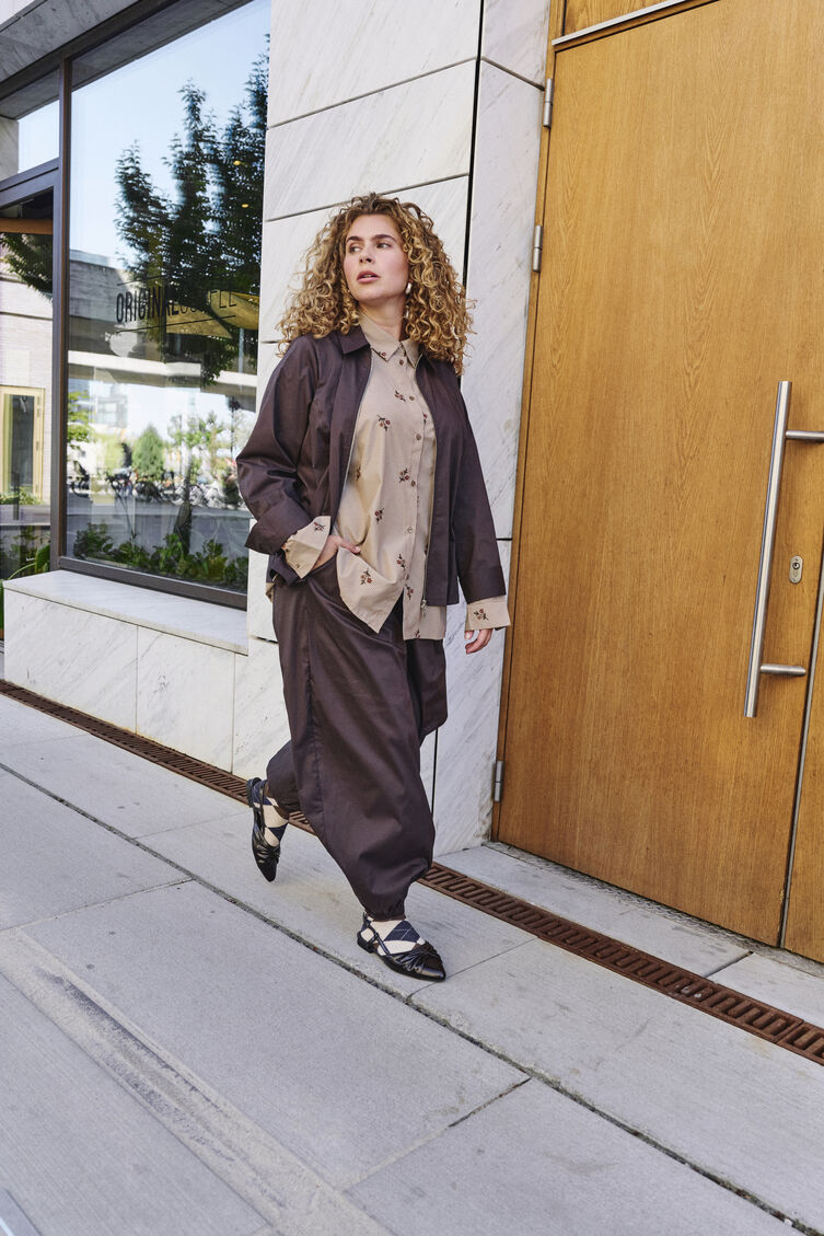 Entspannte Eleganz in Erdt&ouml;nen, , Model