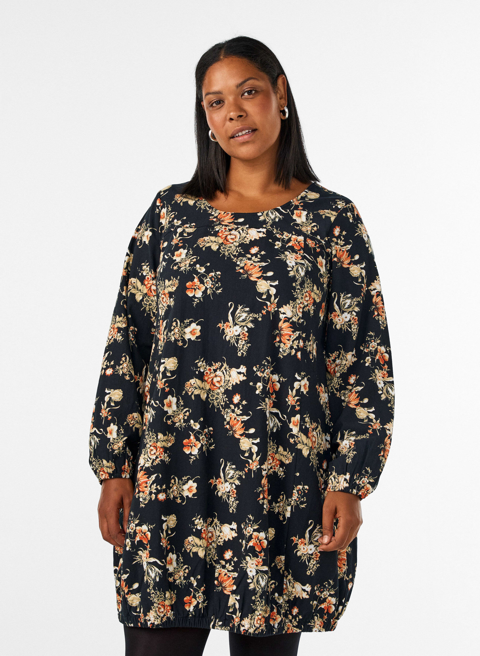 ZizziKurzes Baumwollkleid mit Gummisaum und langen &Auml;rmeln, Schwarz, Model image number 0
