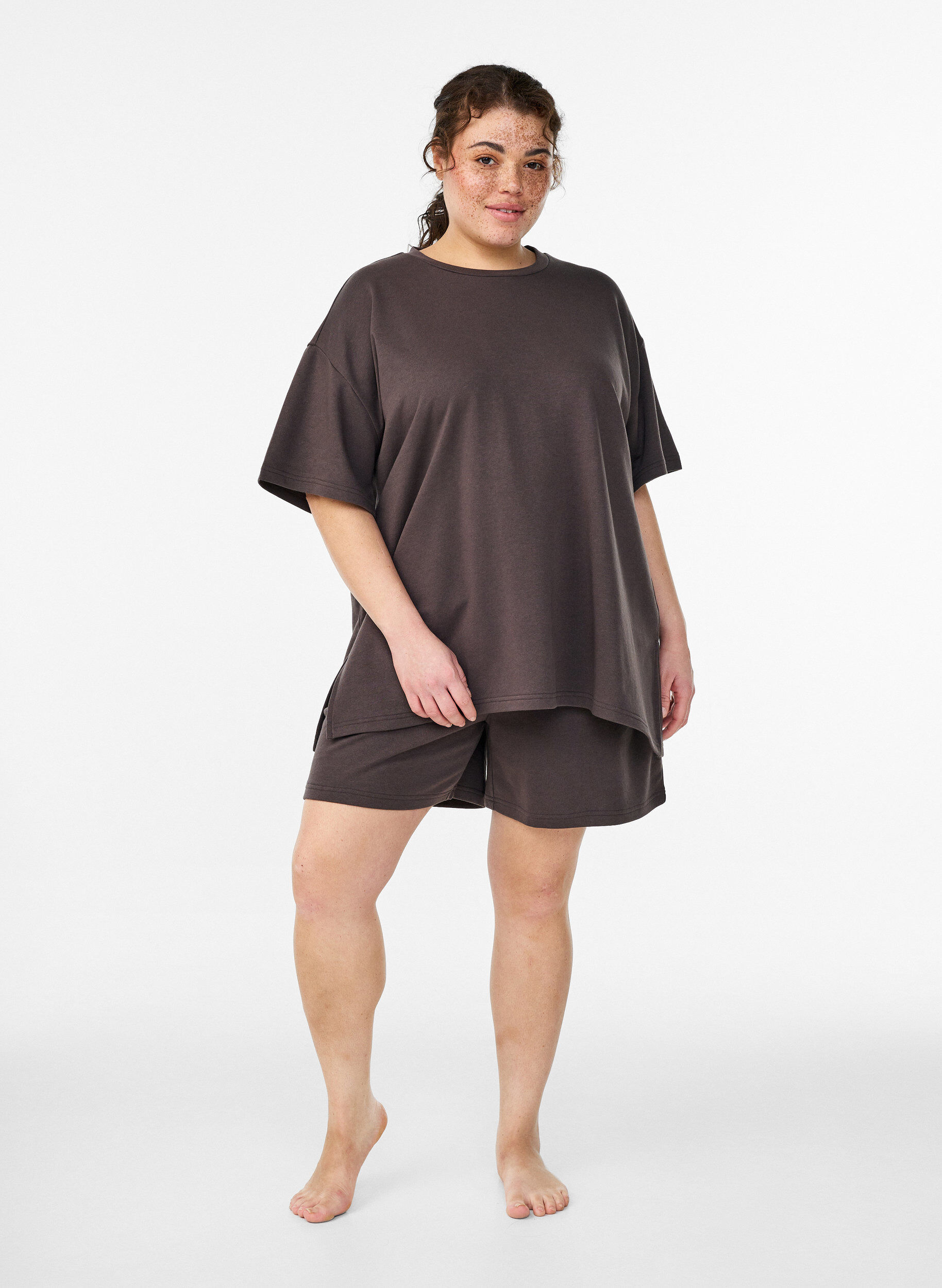Zizzi Oversized T-Shirt aus Sweat, Braun, Model image number 1