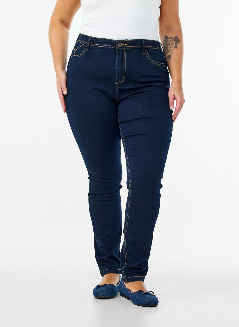 Super Slim Amy Jeans mit hoher Taille, Blau, Model image number 2
